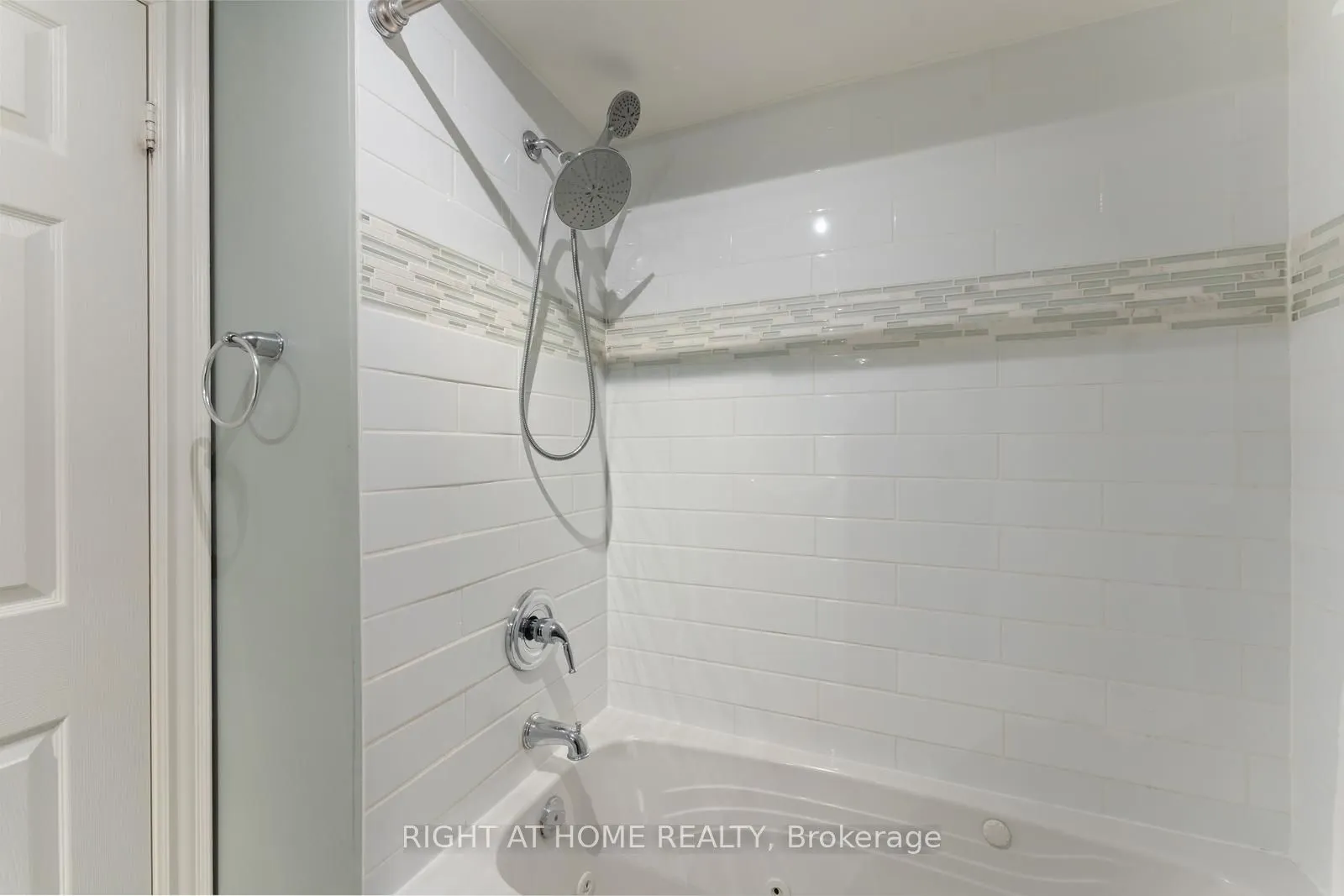 18 Isaac Devins Avenue