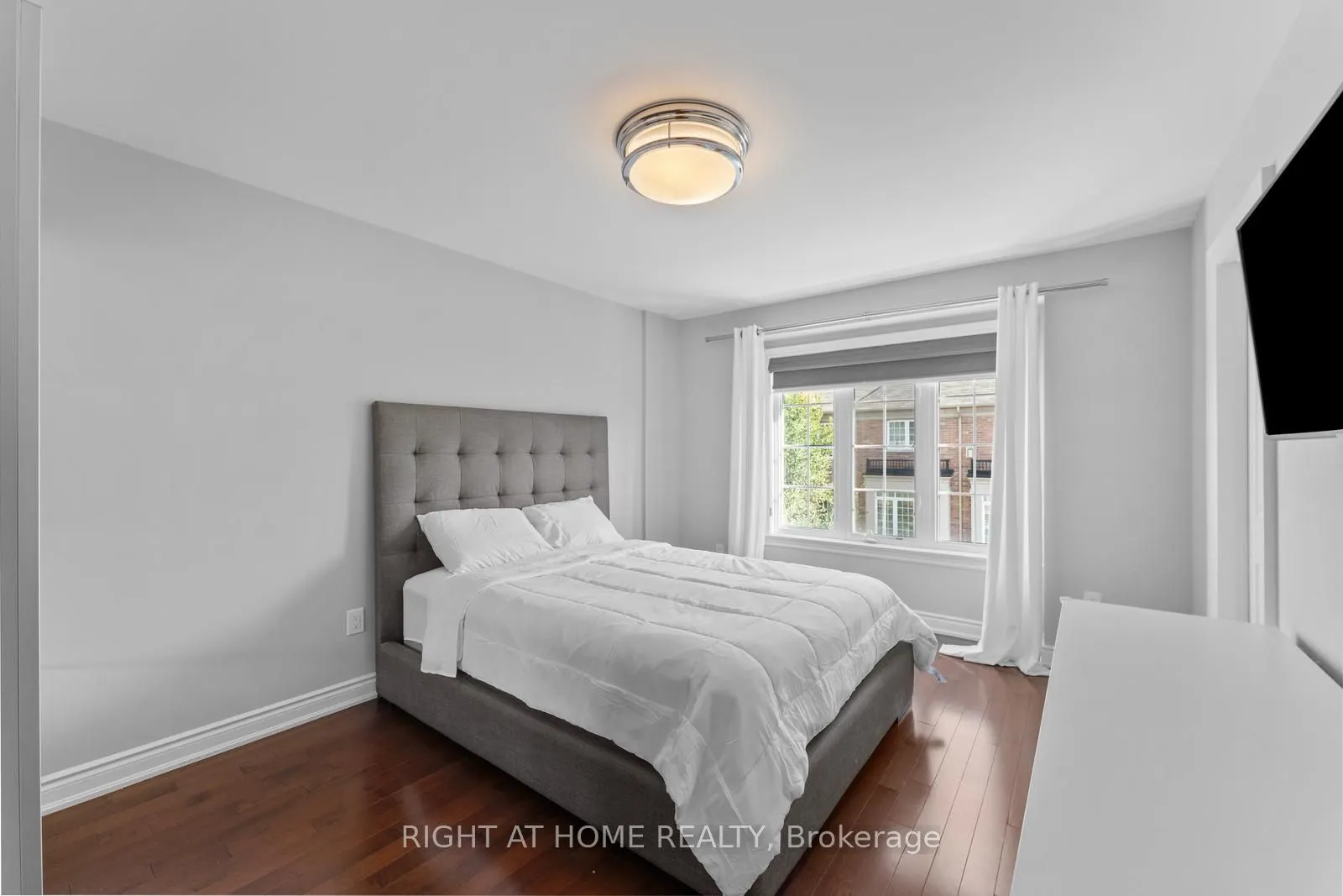 18 Isaac Devins Avenue