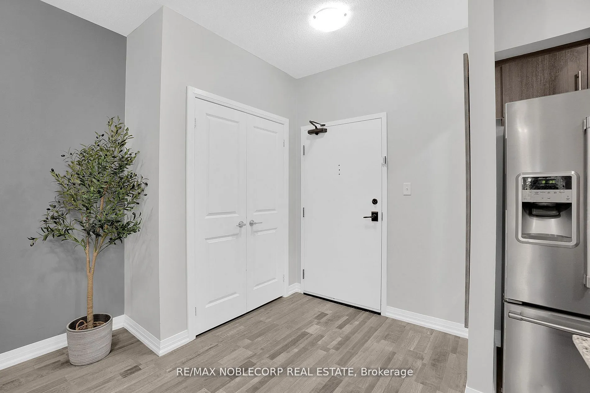 157 Wellington Street E, #206