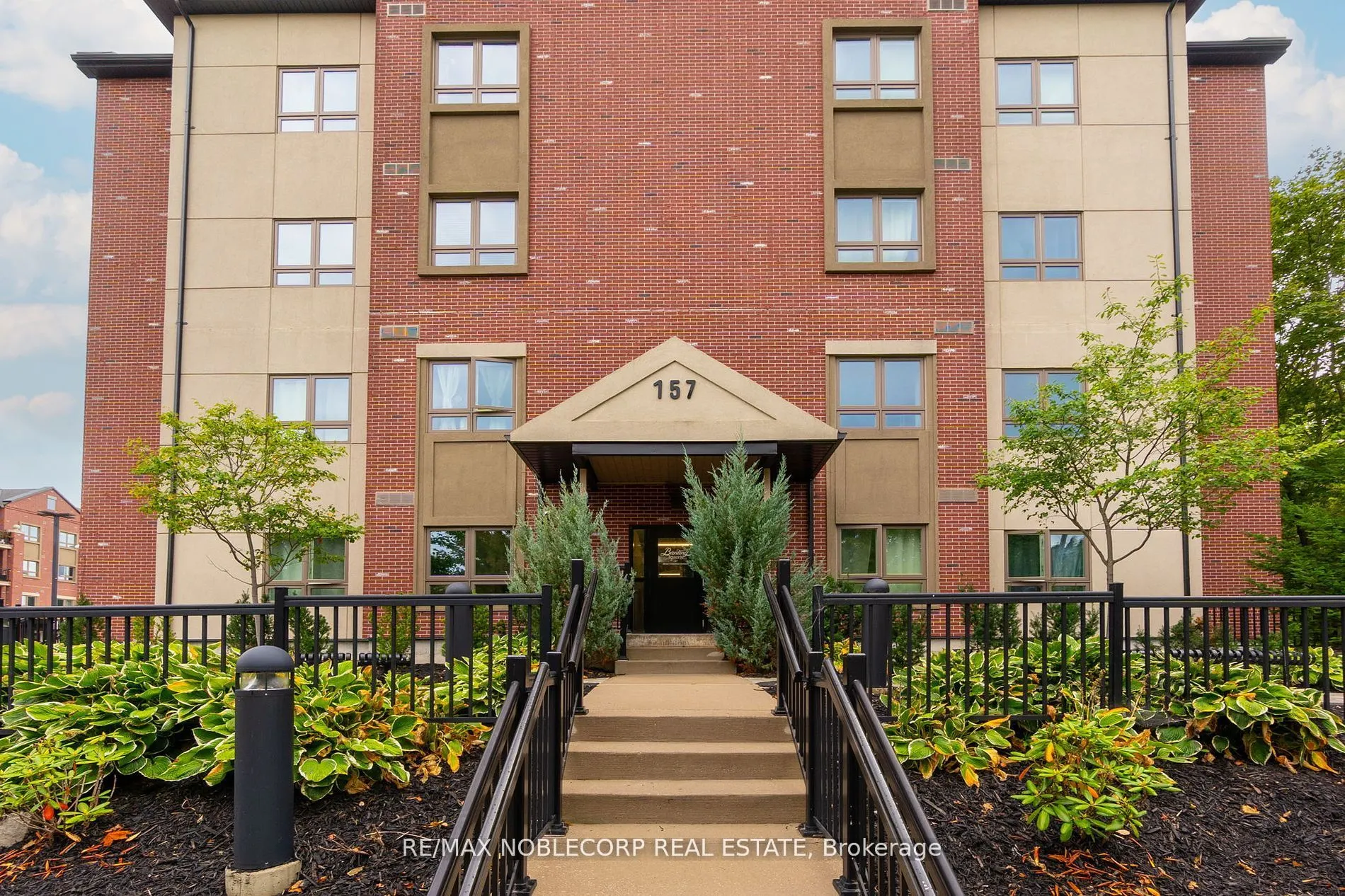 157 Wellington Street E, #206