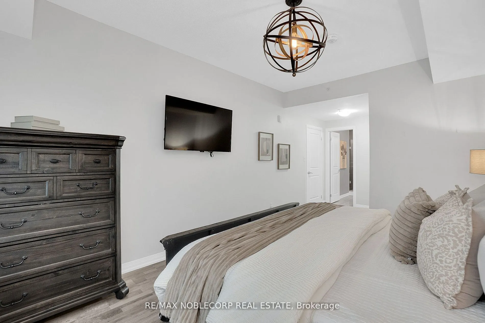 157 Wellington Street E, #206