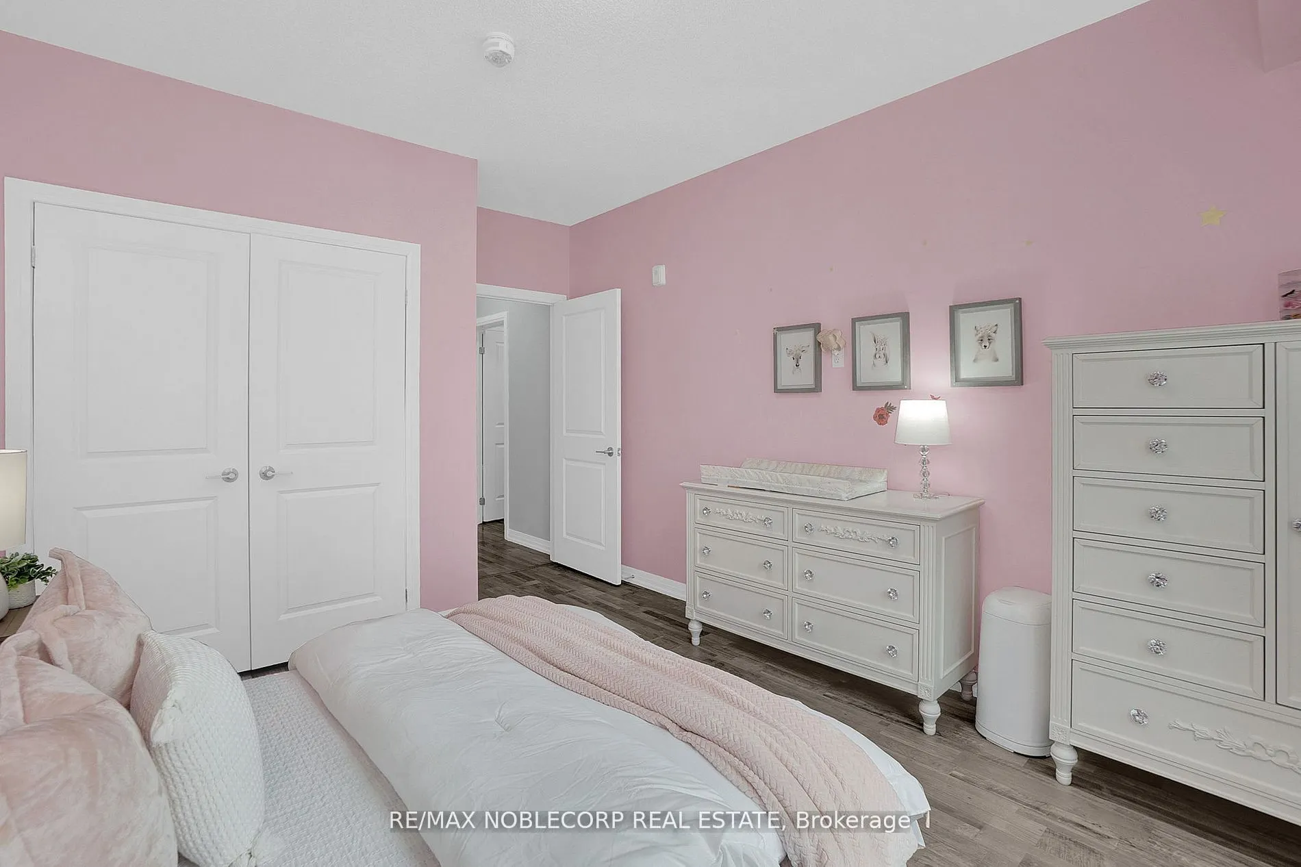 157 Wellington Street E, #206