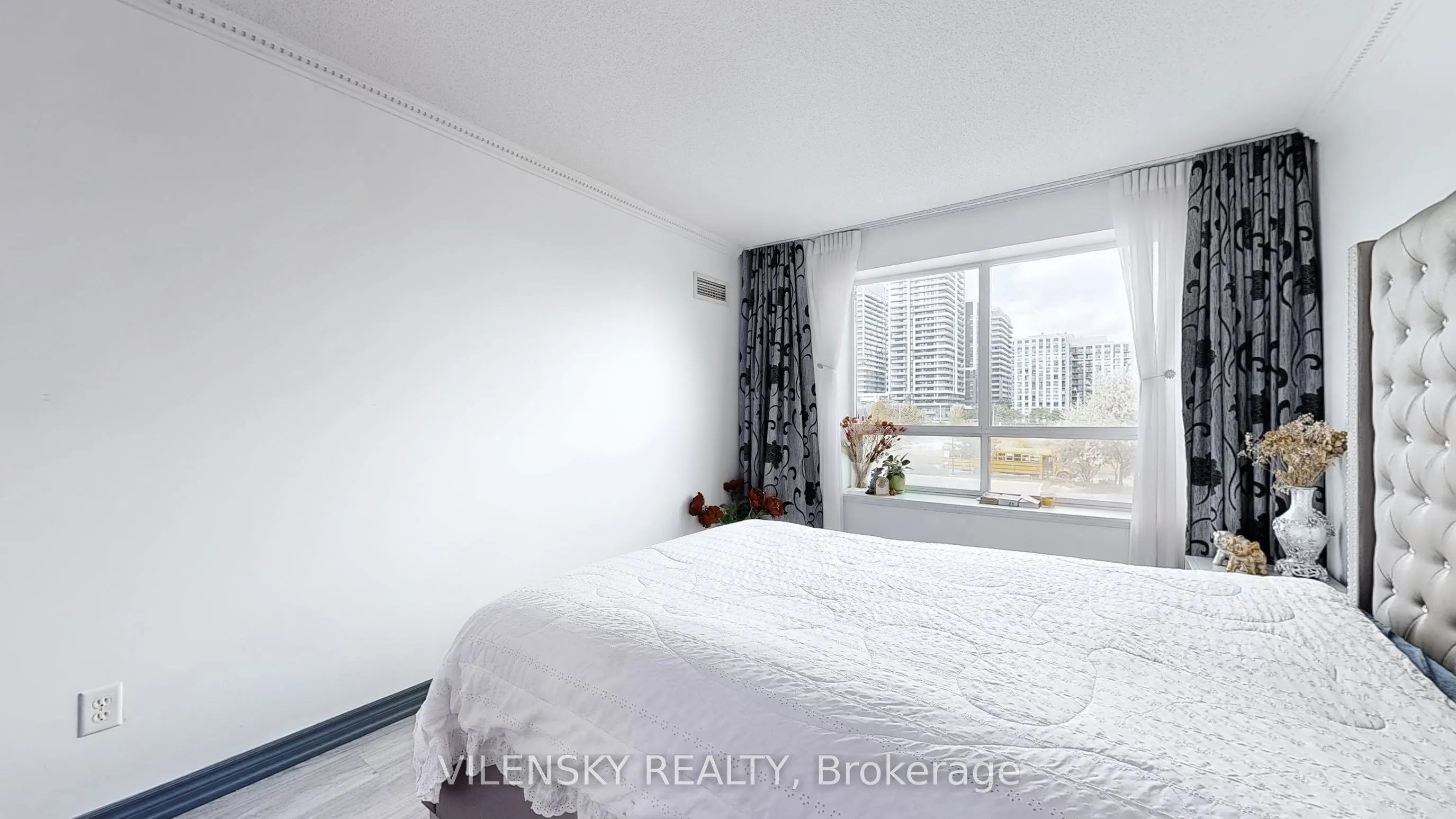 39 Oneida Crescent, #215