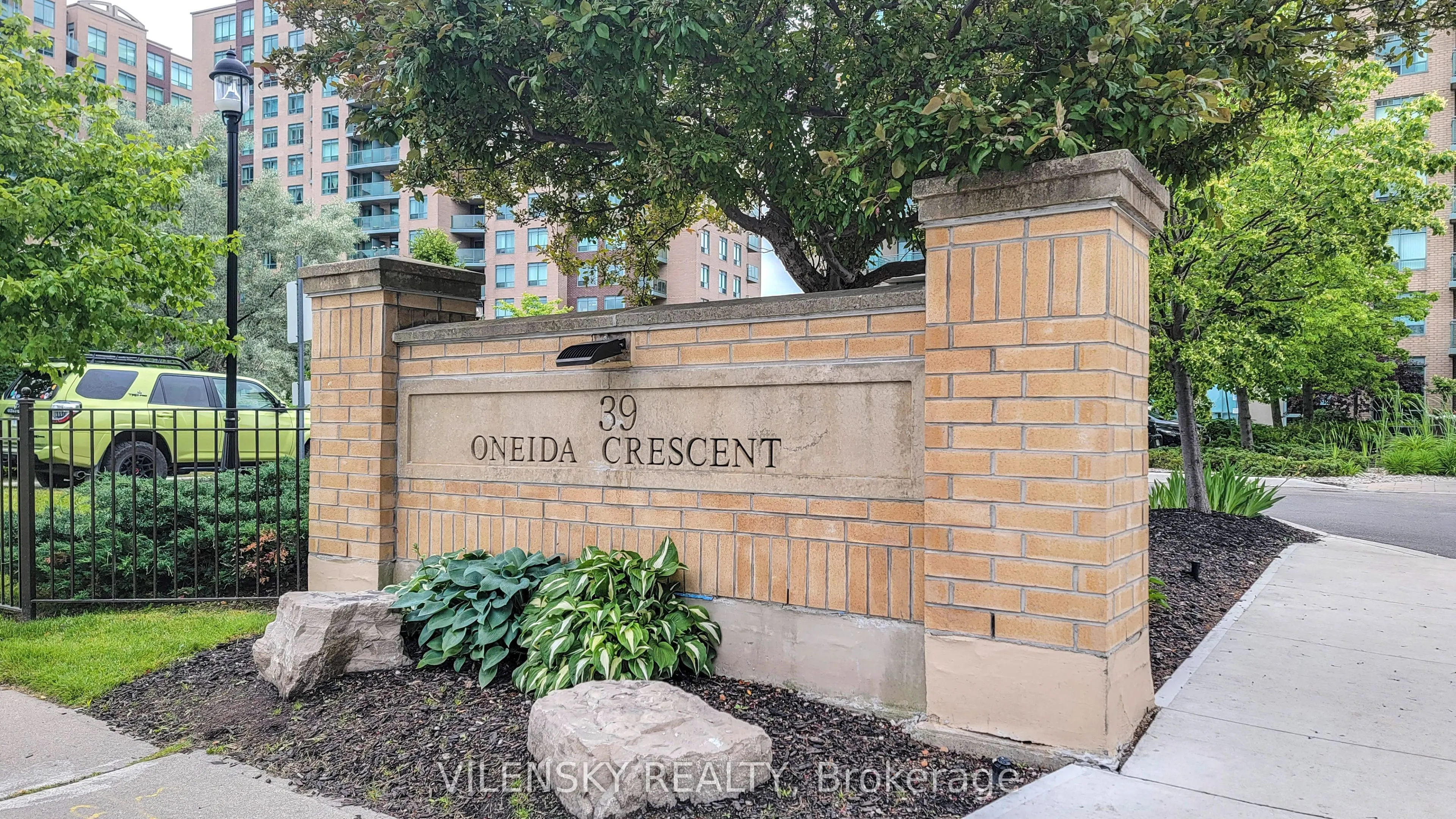 39 Oneida Crescent, #215