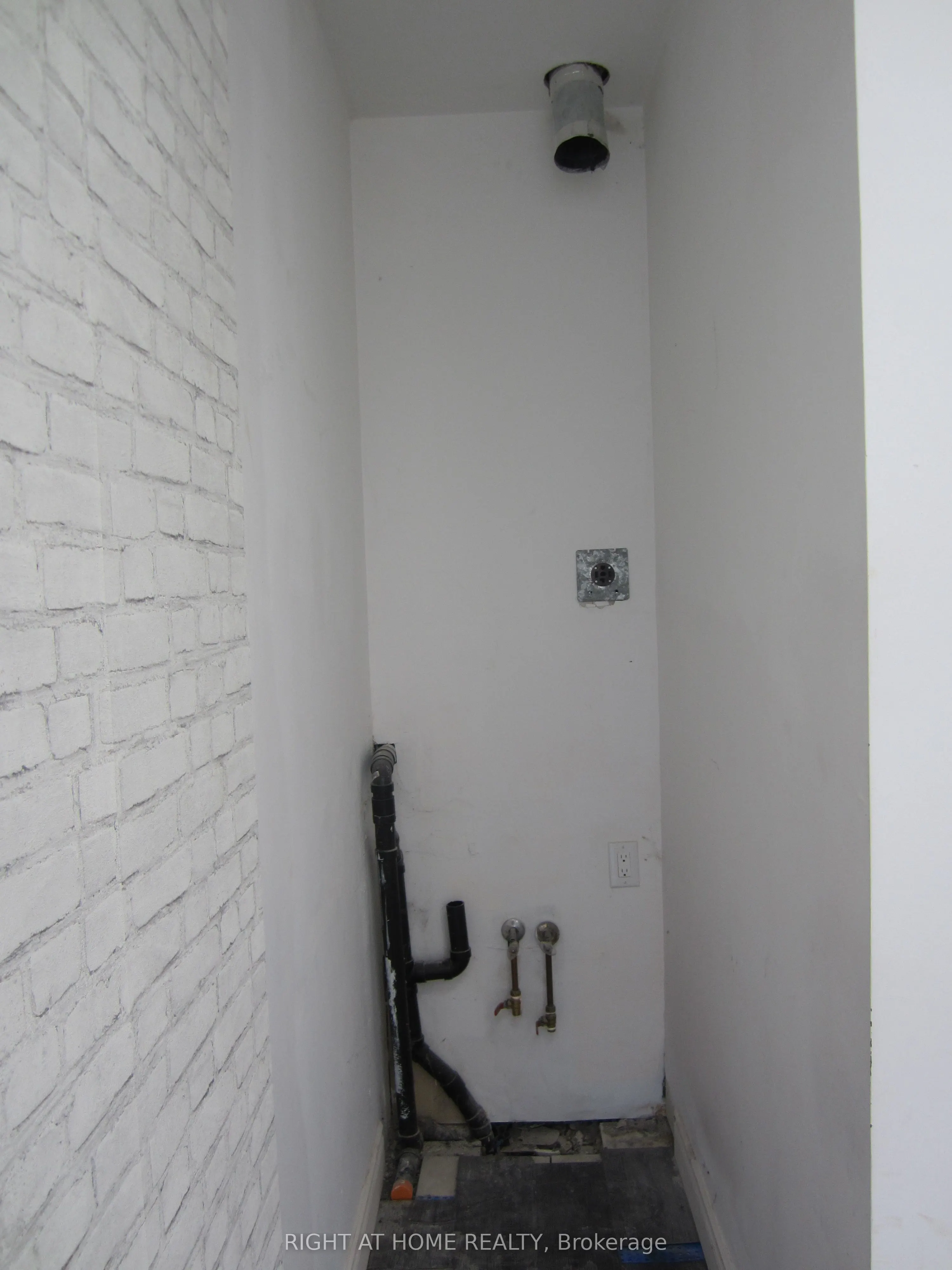 18 Wellington Street E, ##A