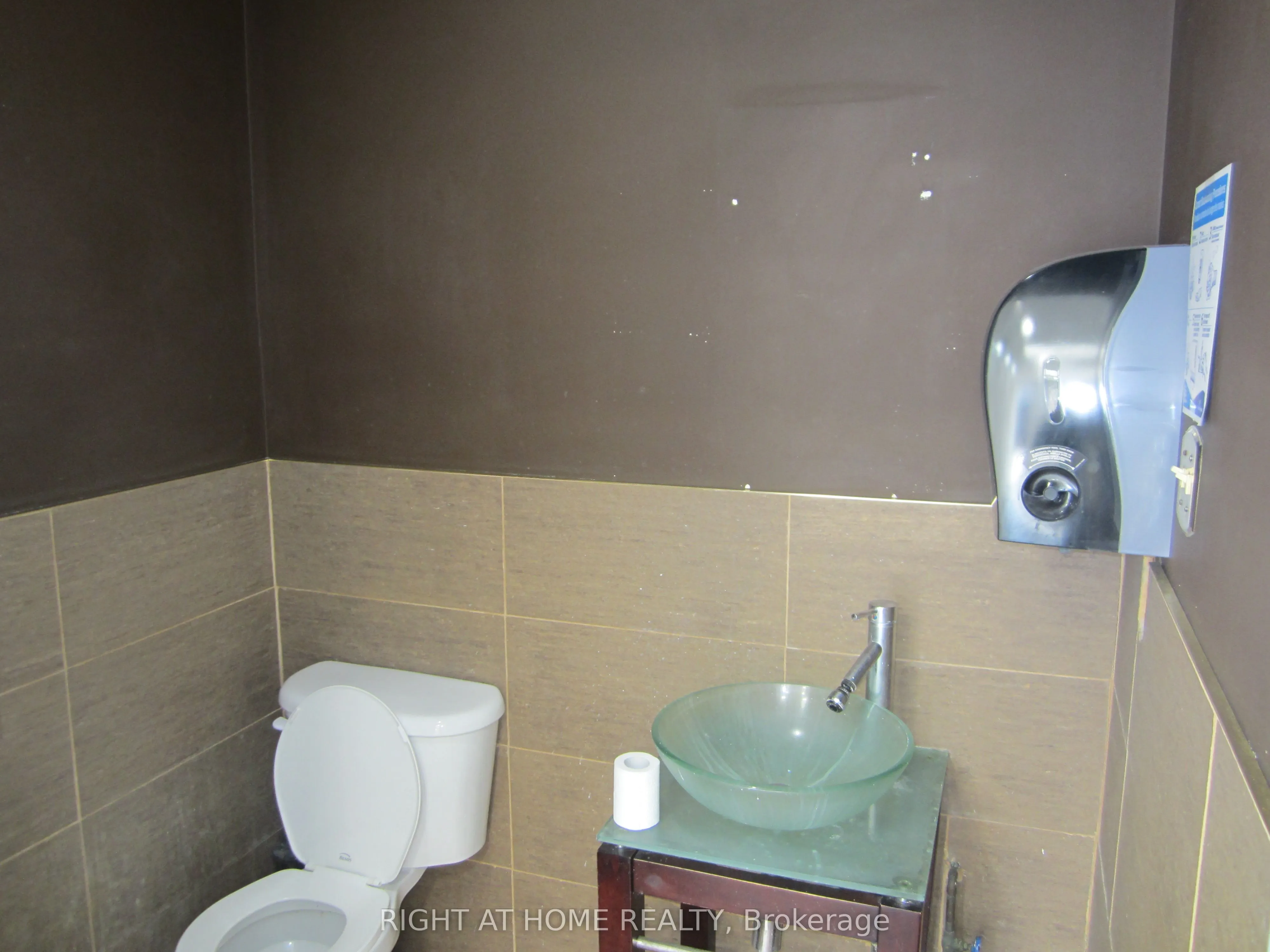 18 Wellington Street E, ##A