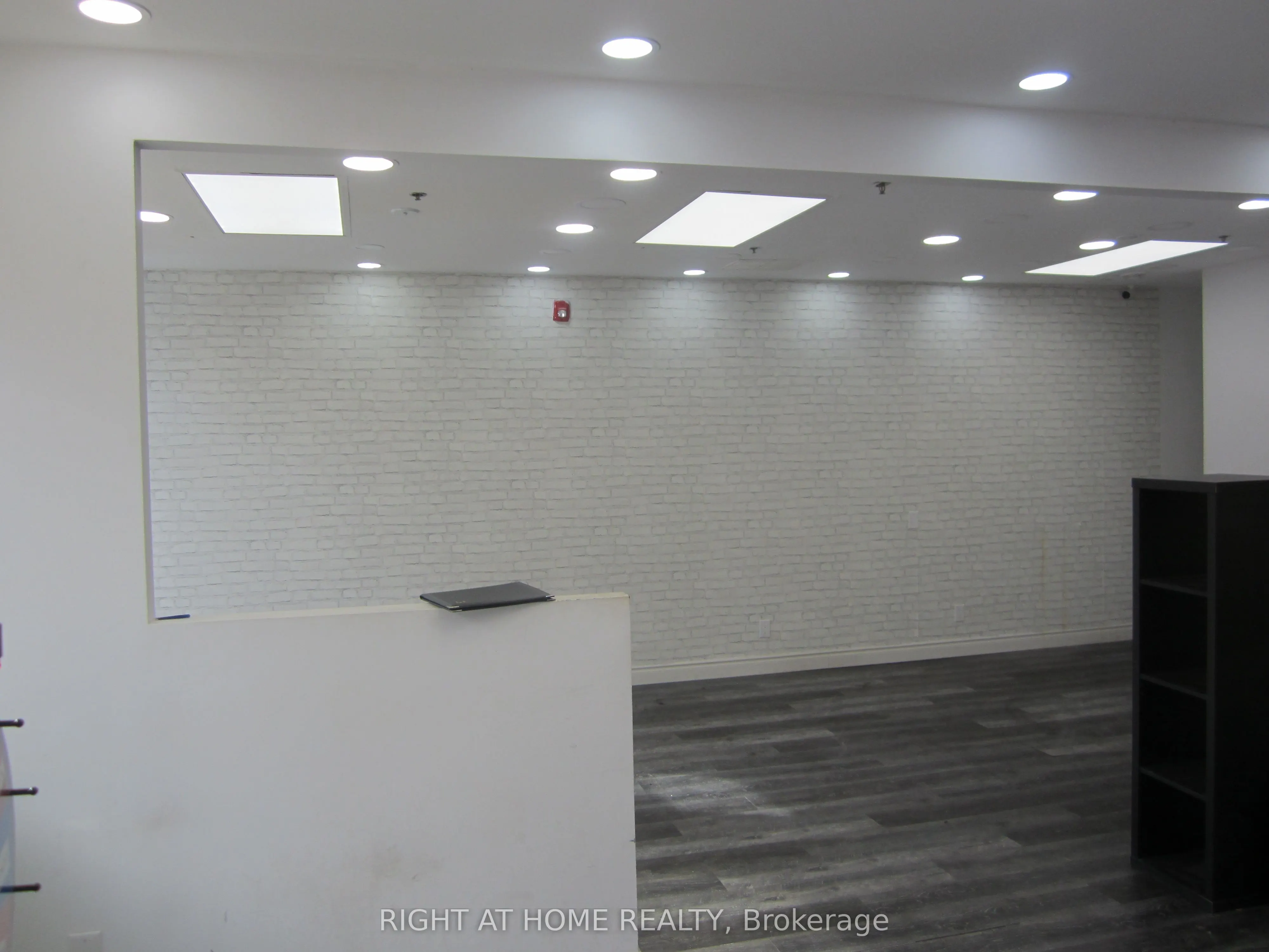 18 Wellington Street E, ##A