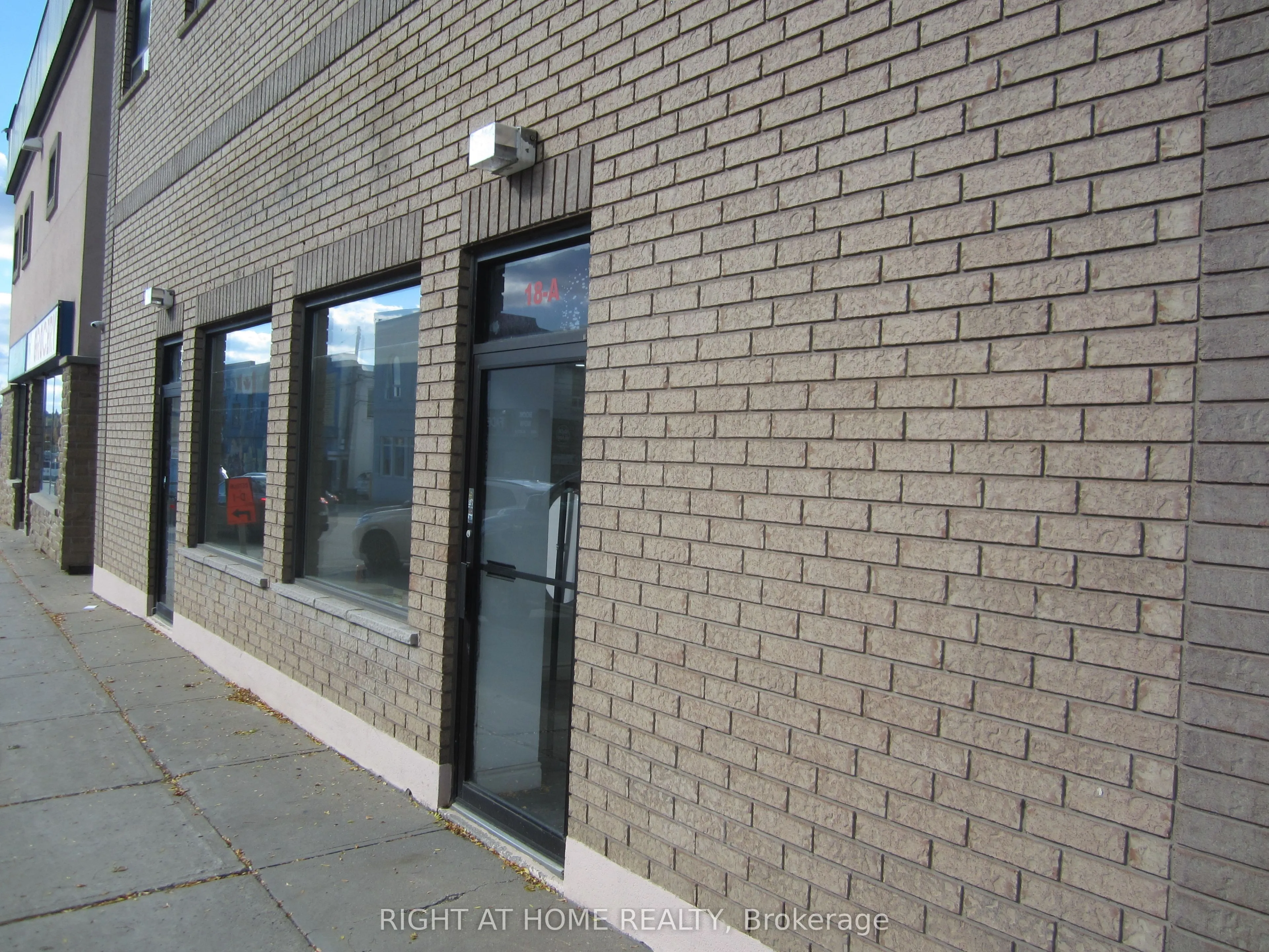 18 Wellington Street E, ##A