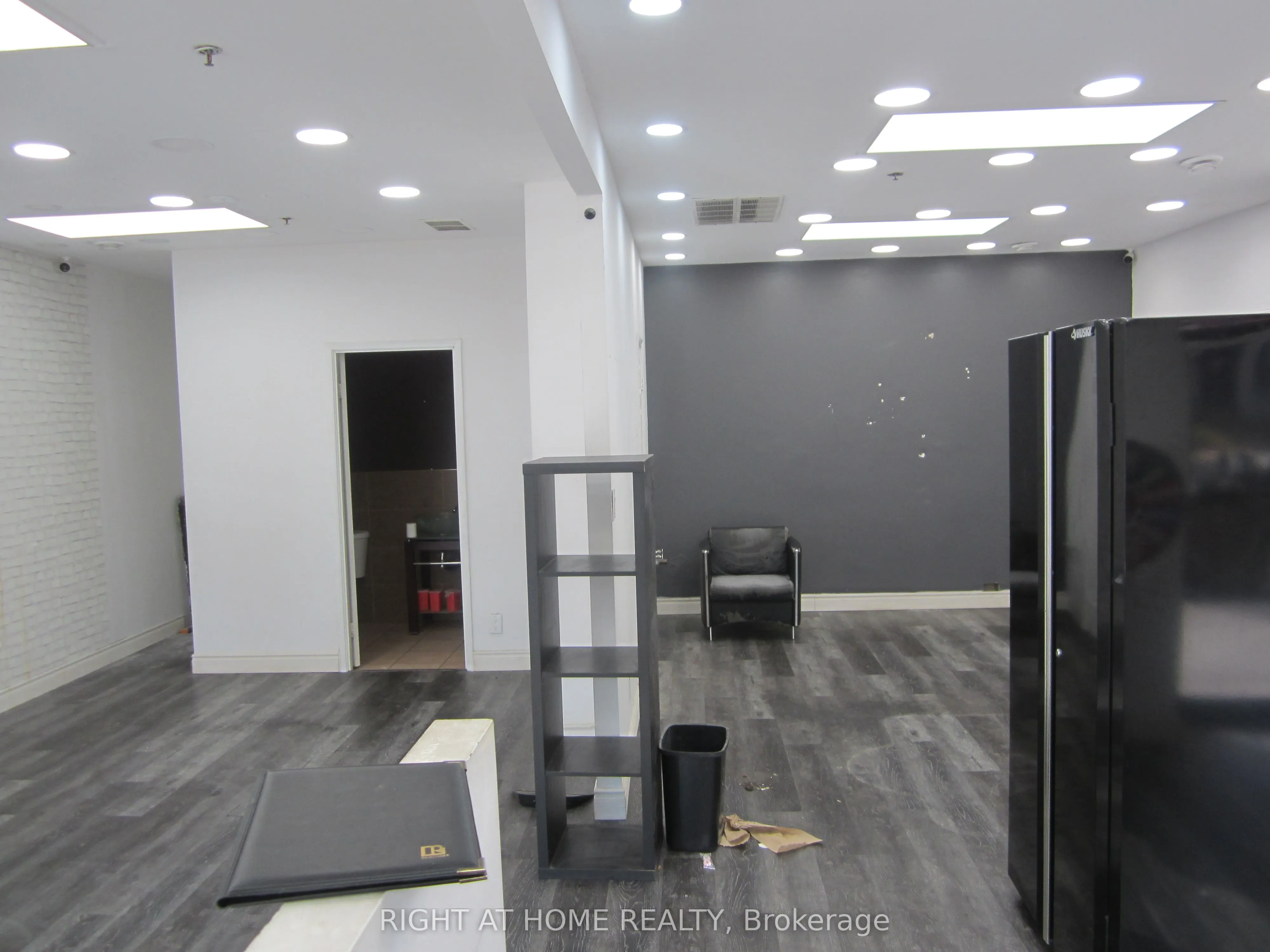 18 Wellington Street E, ##A