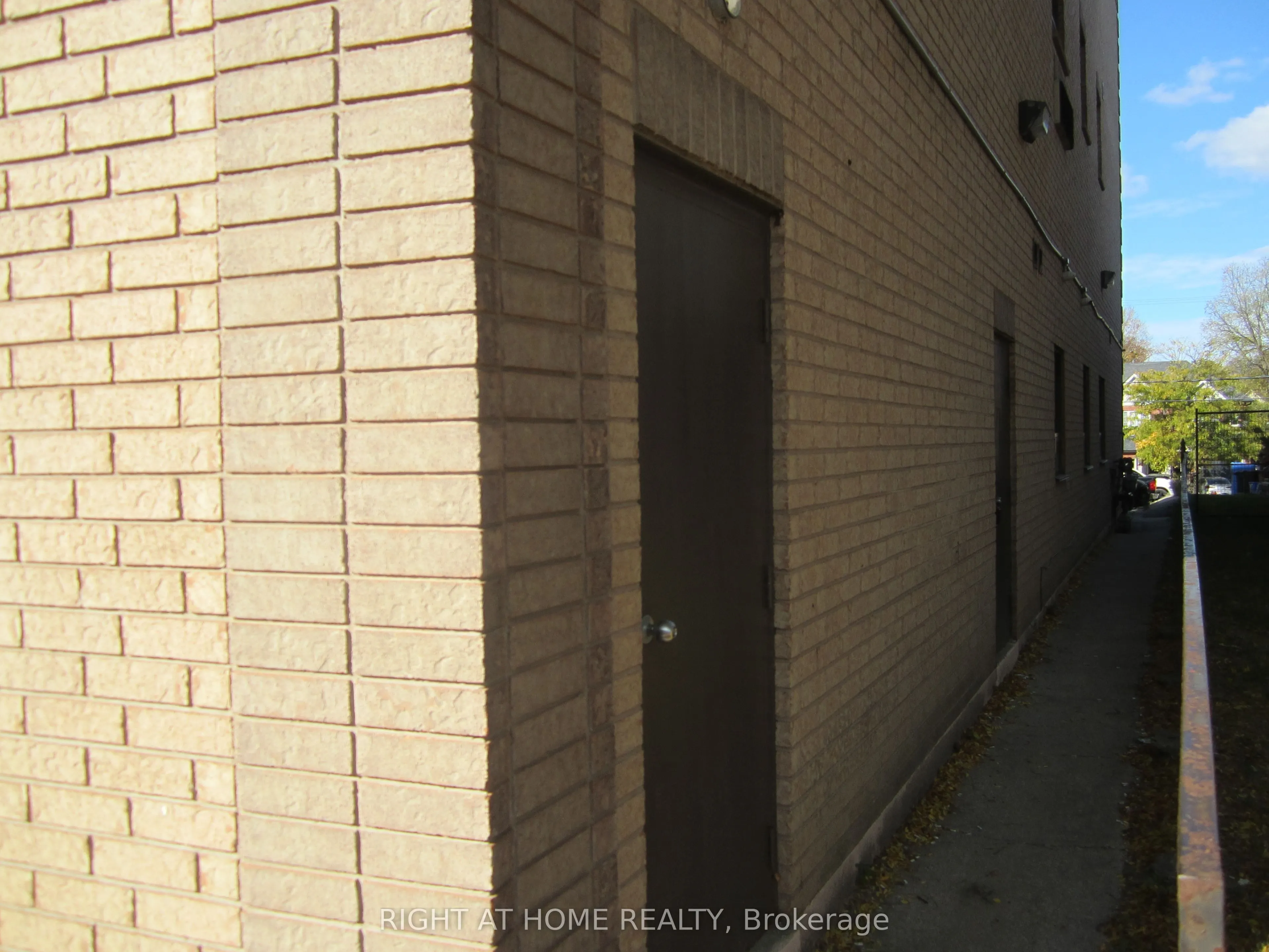 18 Wellington Street E, ##A