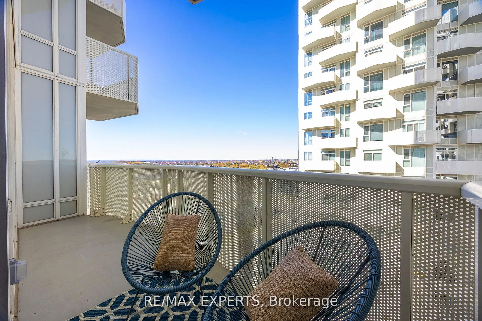 10 Abeja Street, #1414