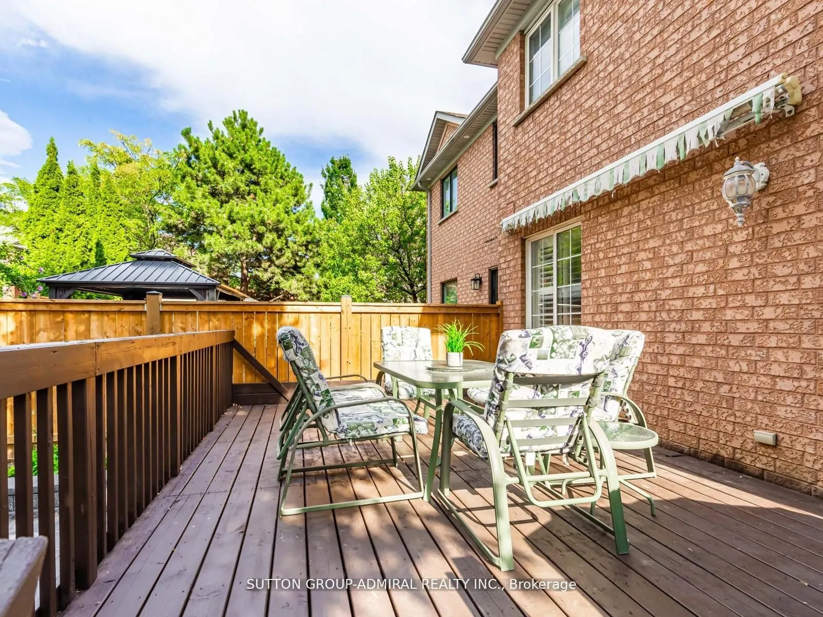 185 Foxfield Crescent