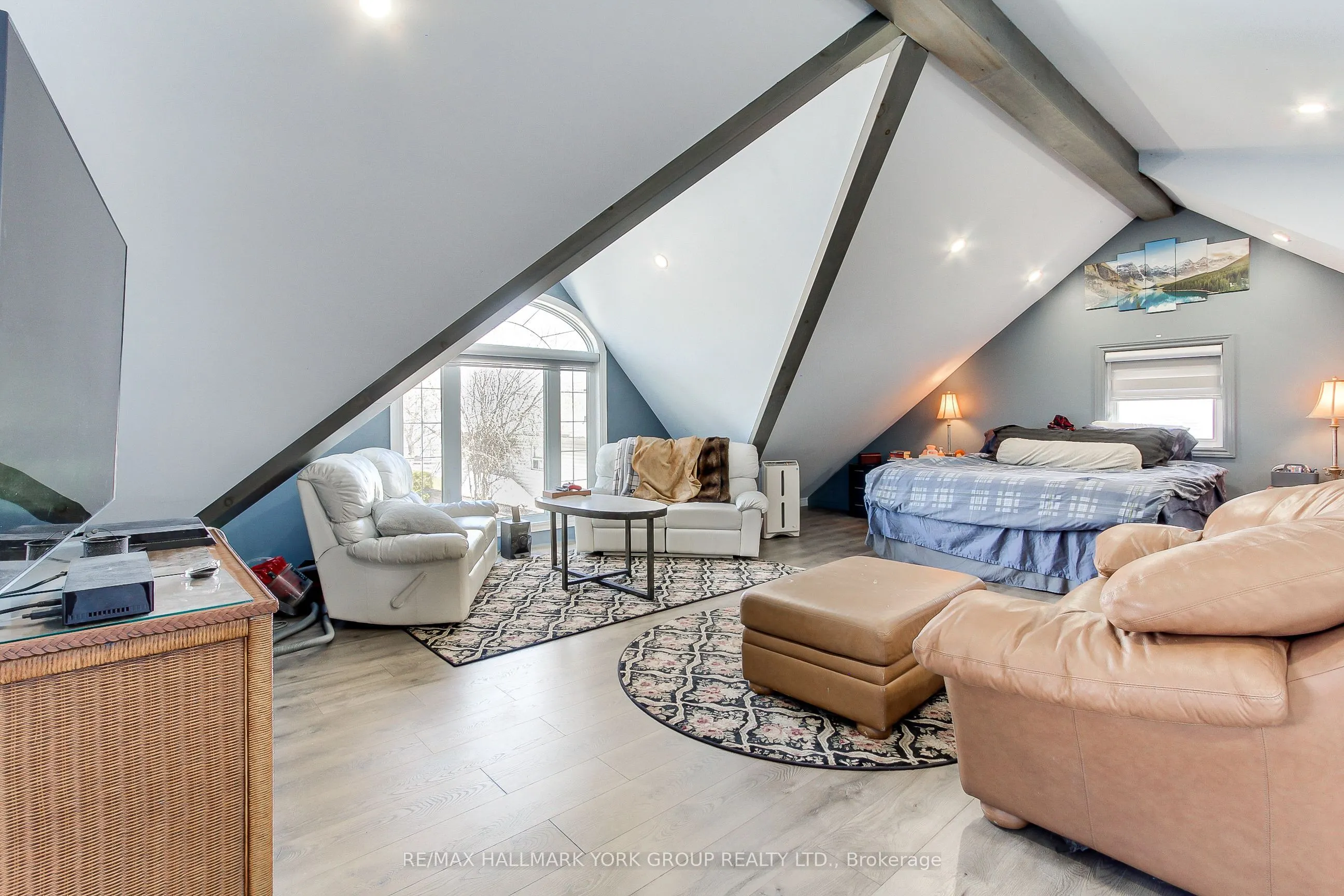 303 LAKE DR EAST UNIT A Drive