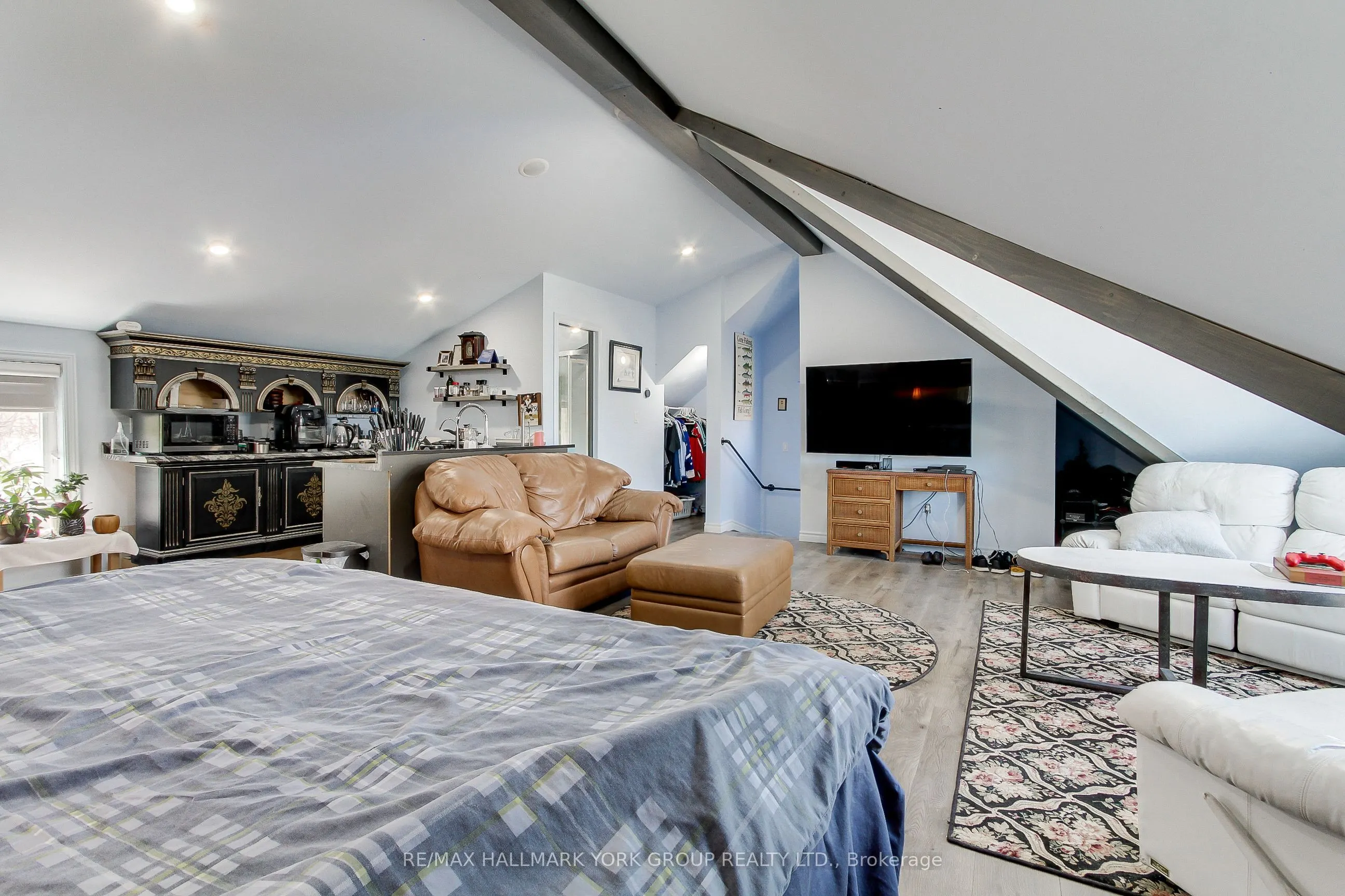 303 LAKE DR EAST UNIT A Drive