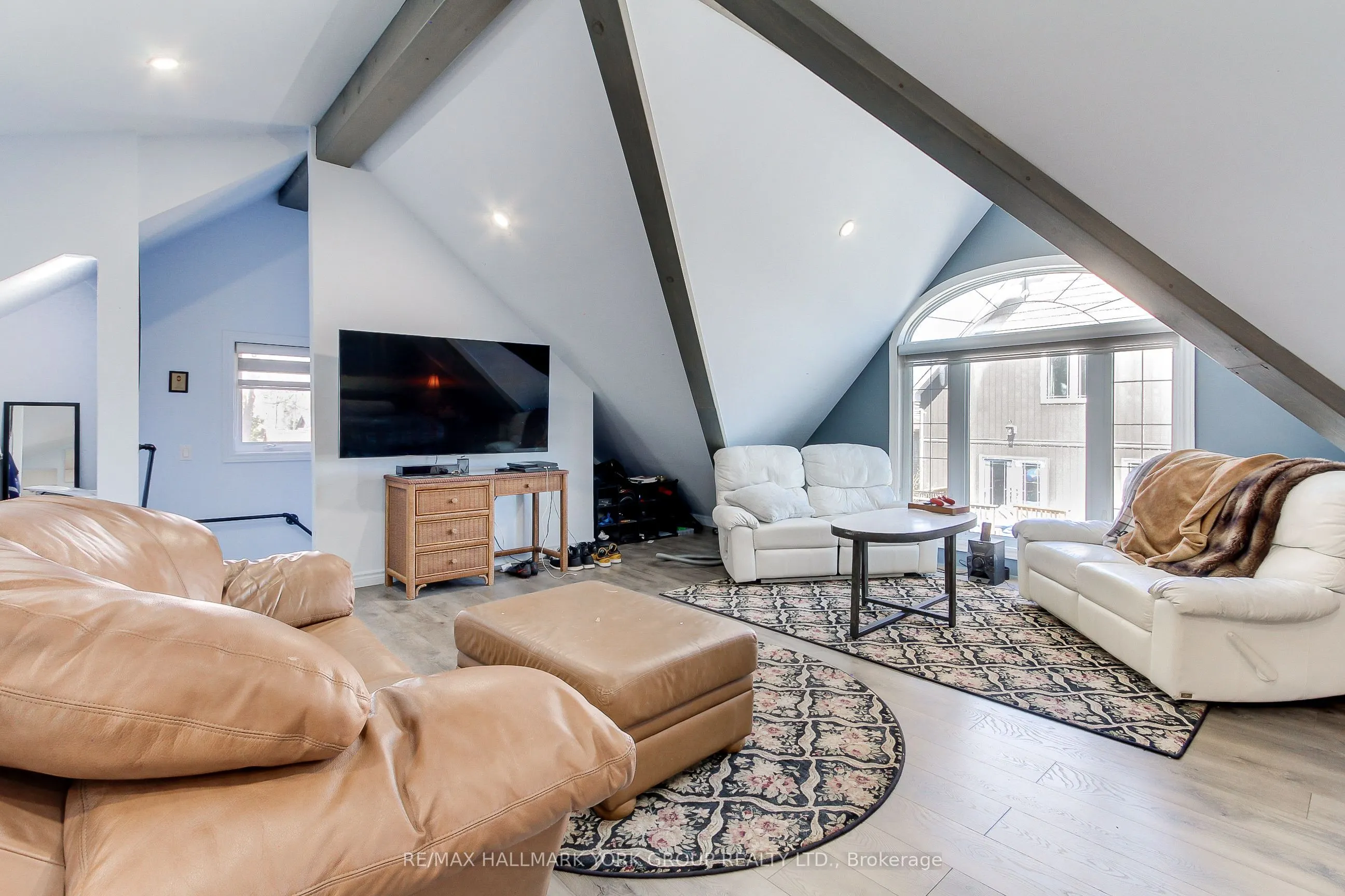 303 LAKE DR EAST UNIT A Drive