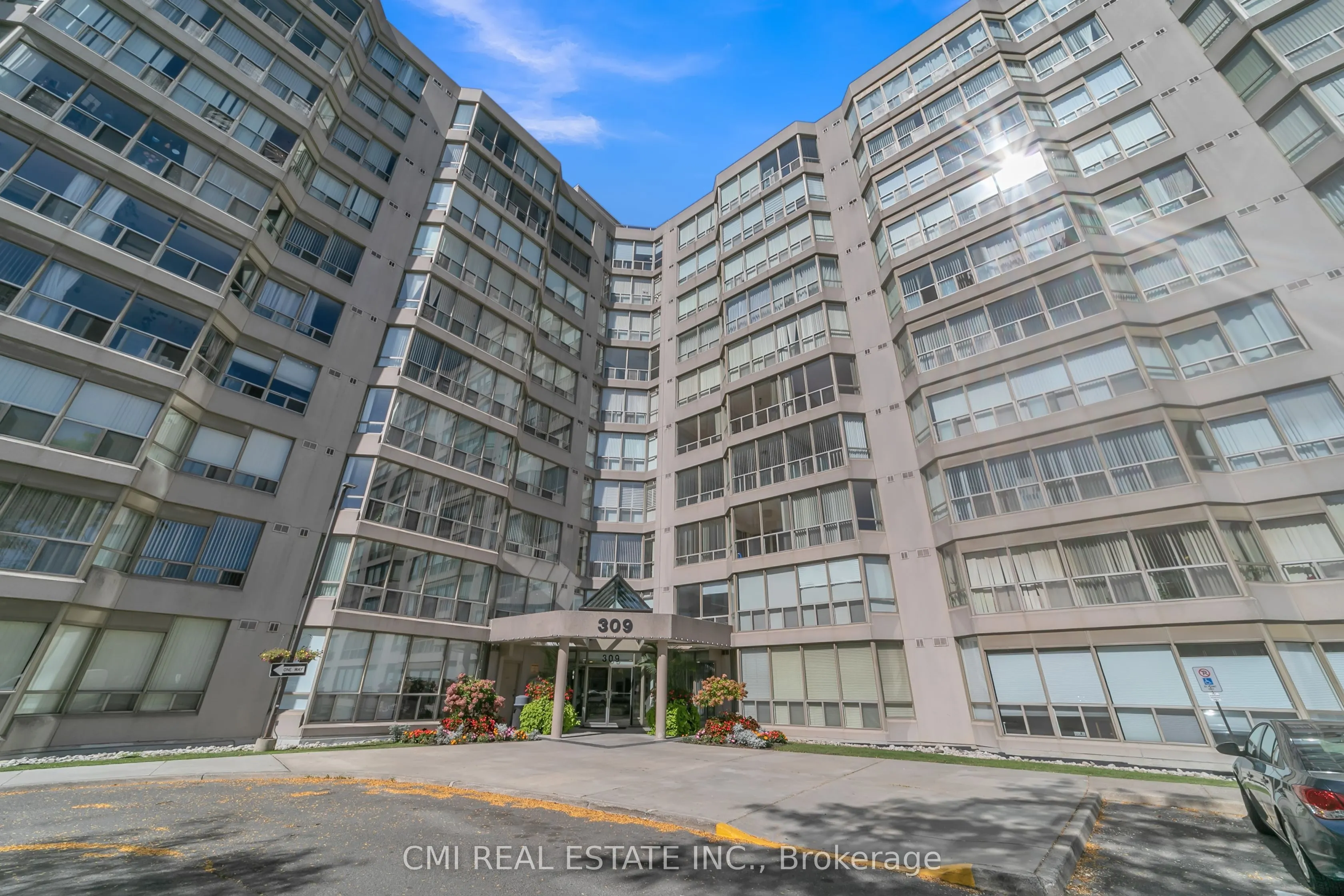 309 Major Mackenzie Drive E, #805