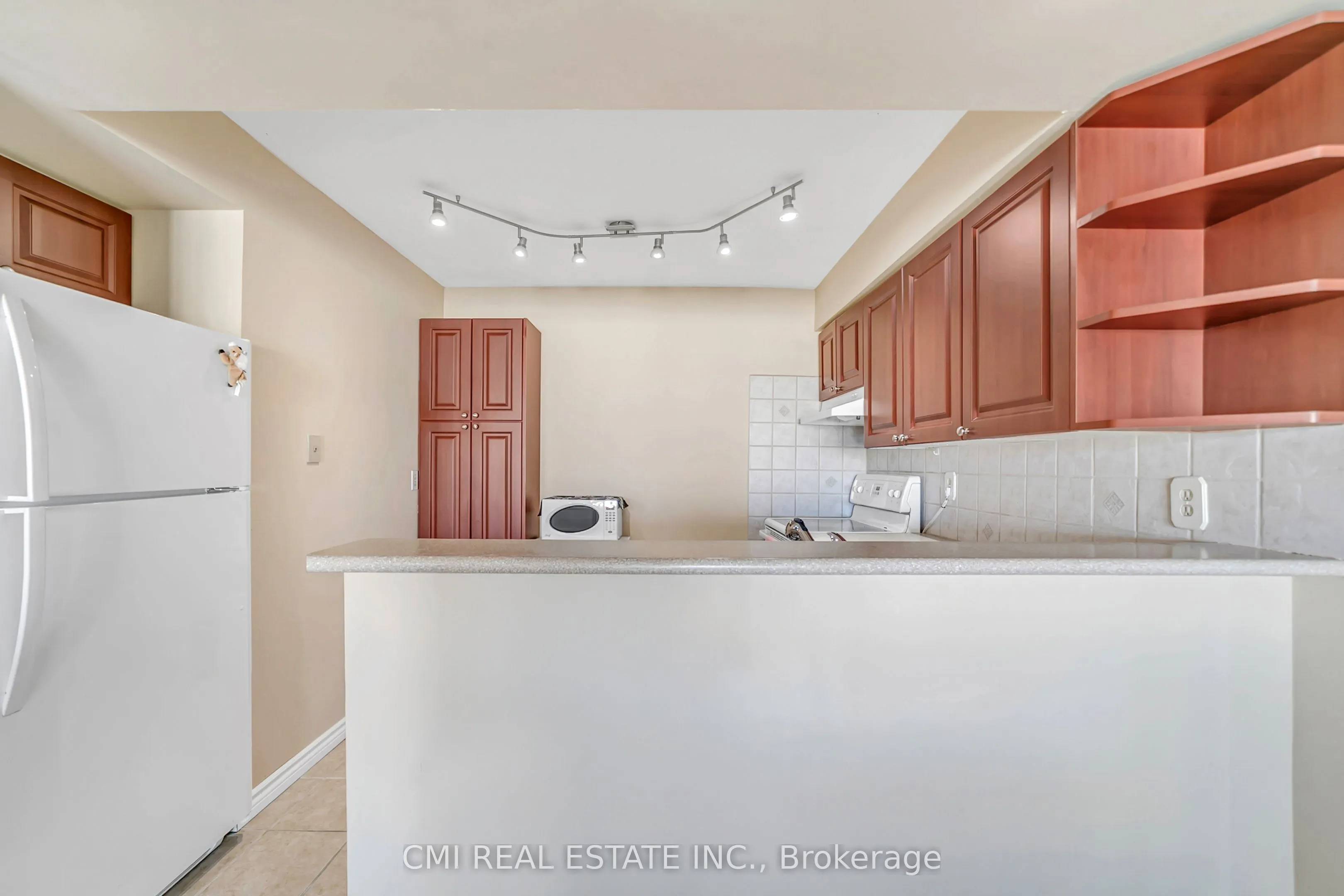 309 Major Mackenzie Drive E, #805