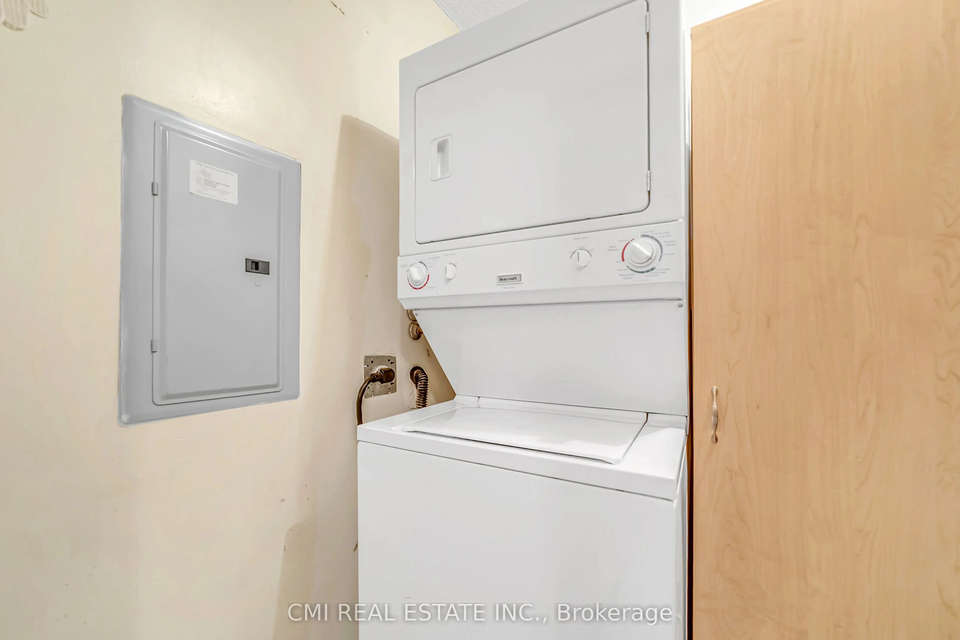 309 Major Mackenzie Drive E, #805