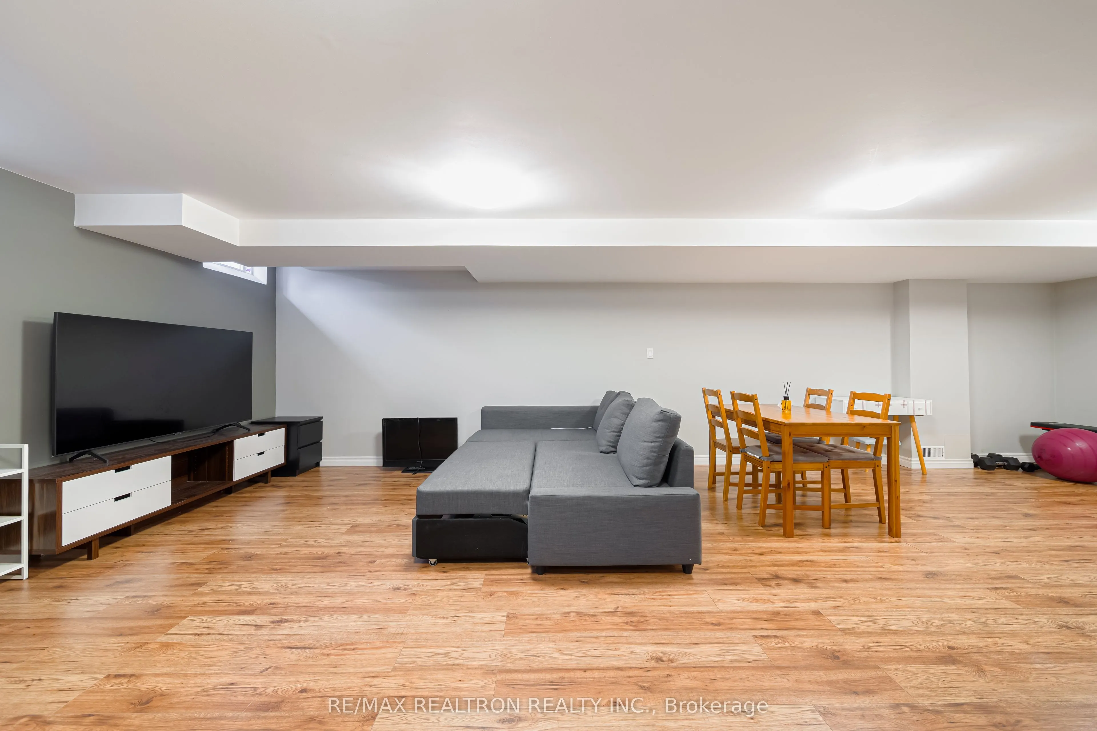 195 Equator Crescent