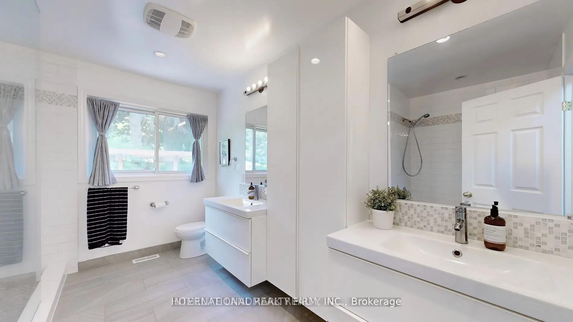 1093 Queensville Side Road