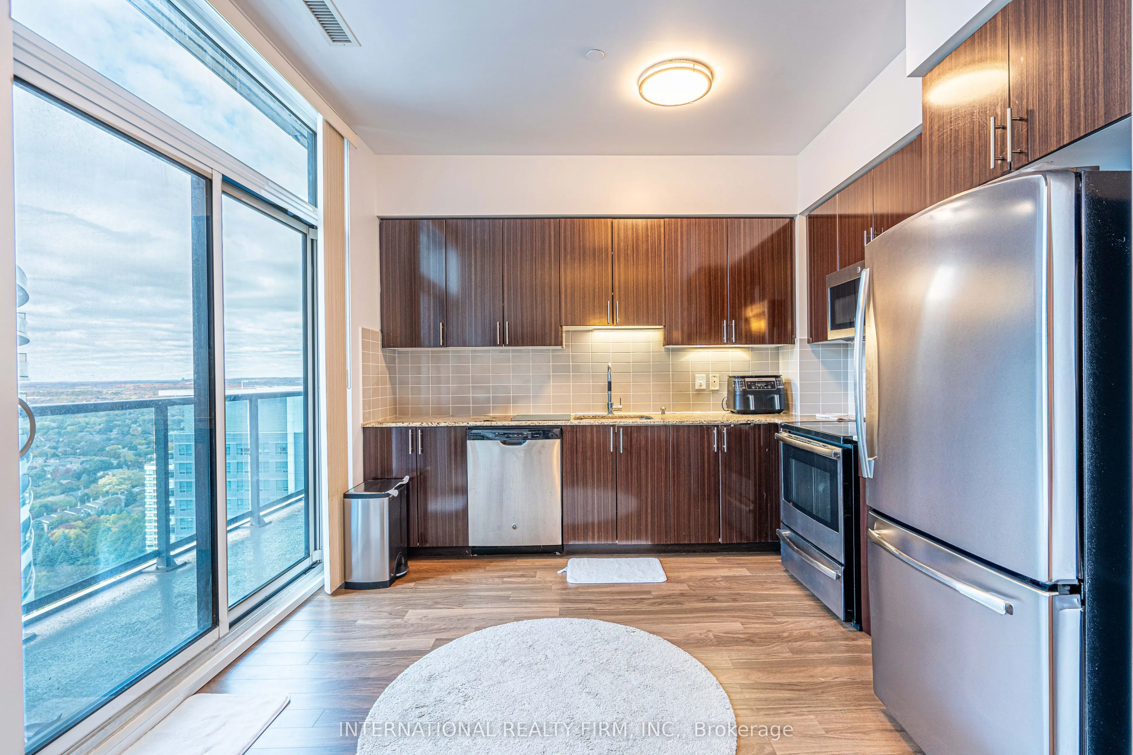 7165 Yonge Street, #PH09