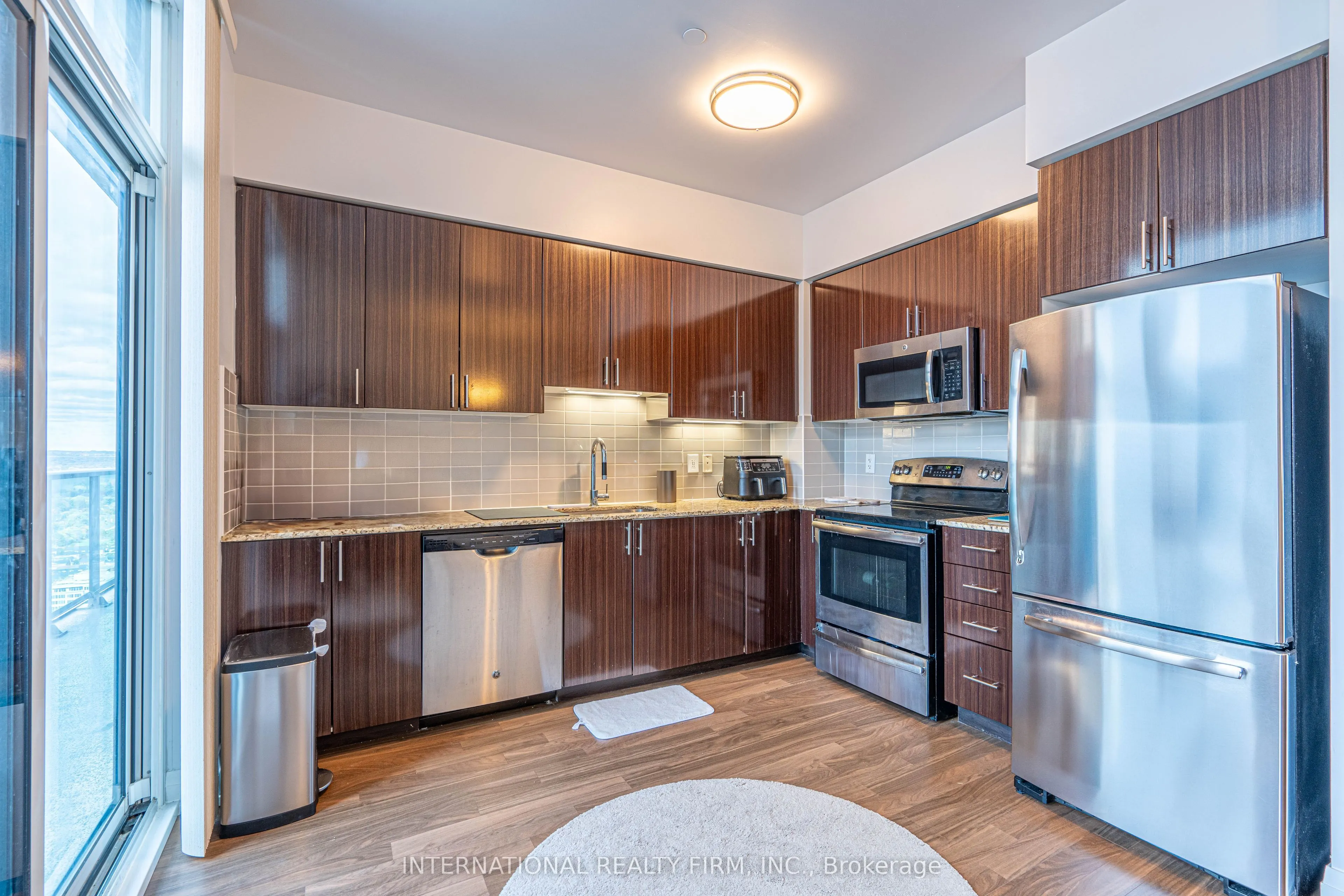 7165 Yonge Street, #PH09