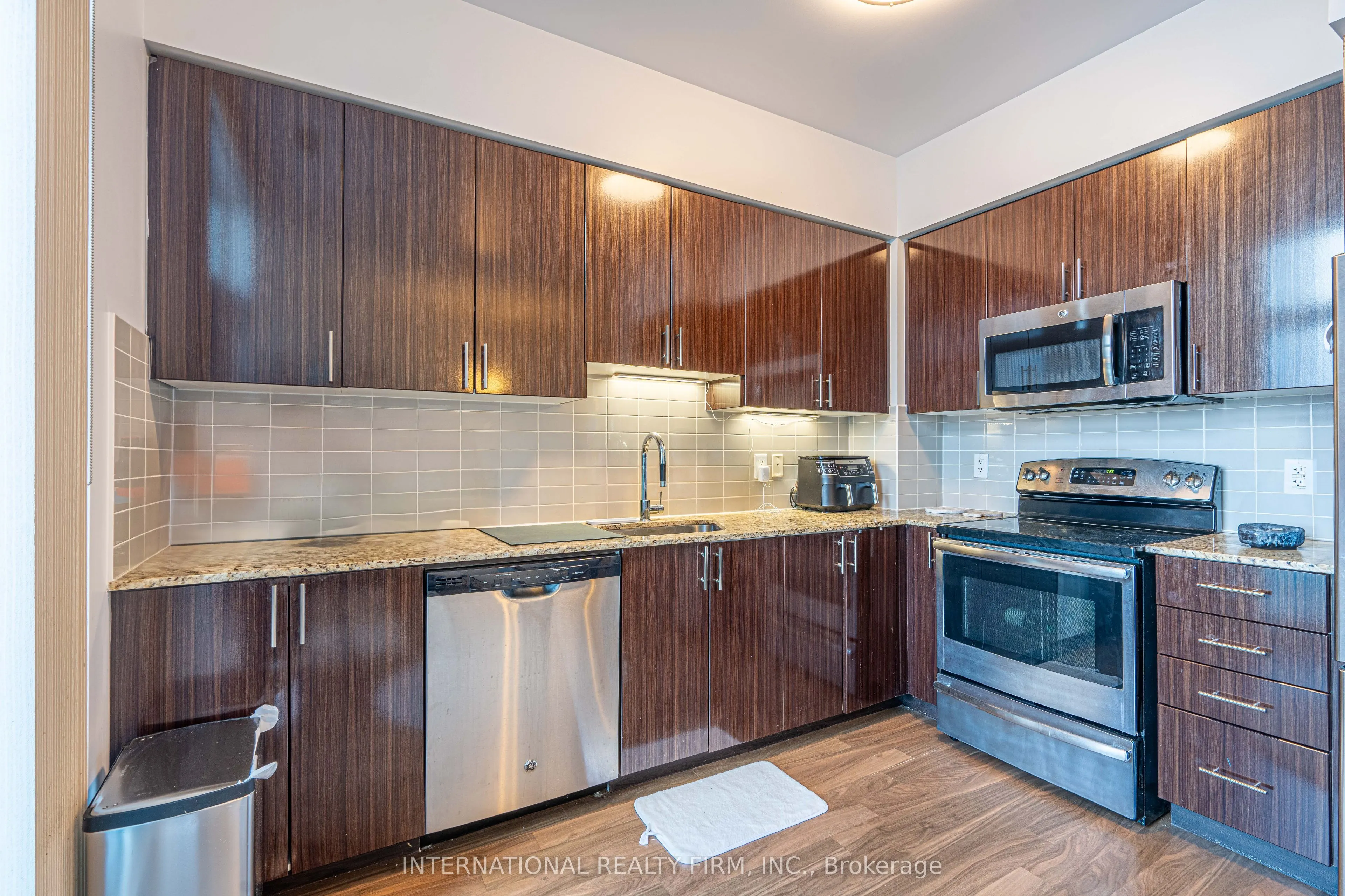 7165 Yonge Street, #PH09