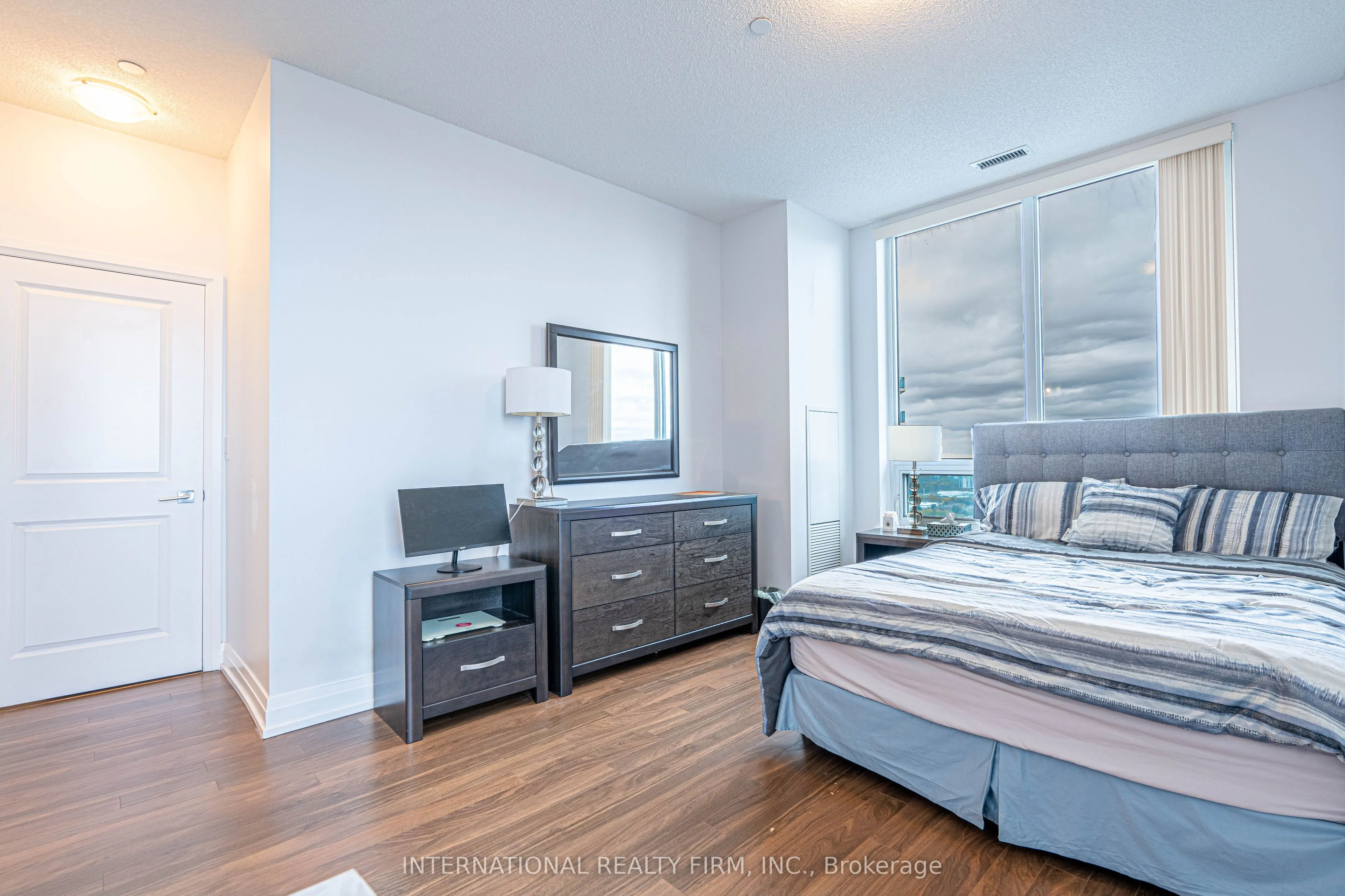 7165 Yonge Street, #PH09