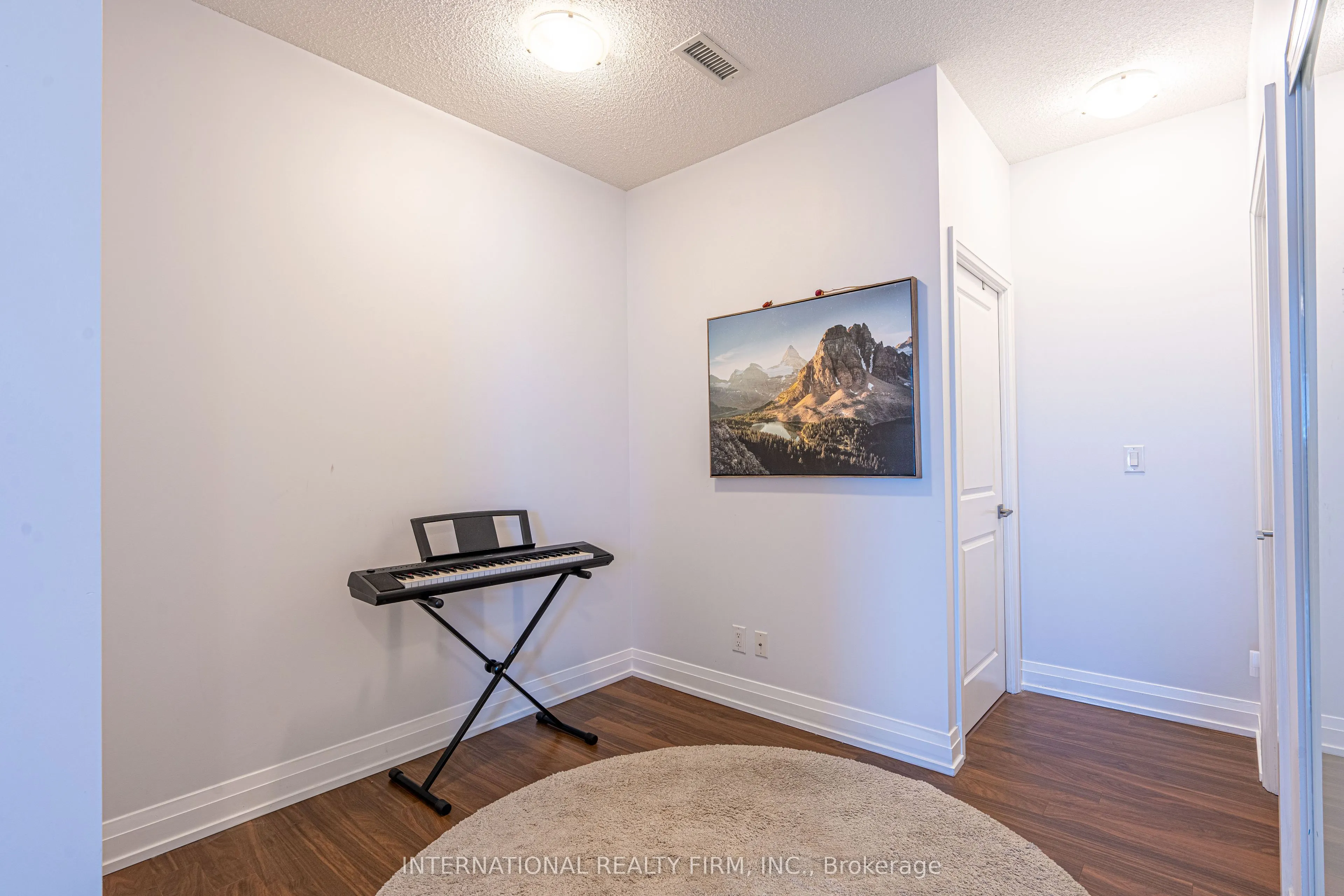 7165 Yonge Street, #PH09