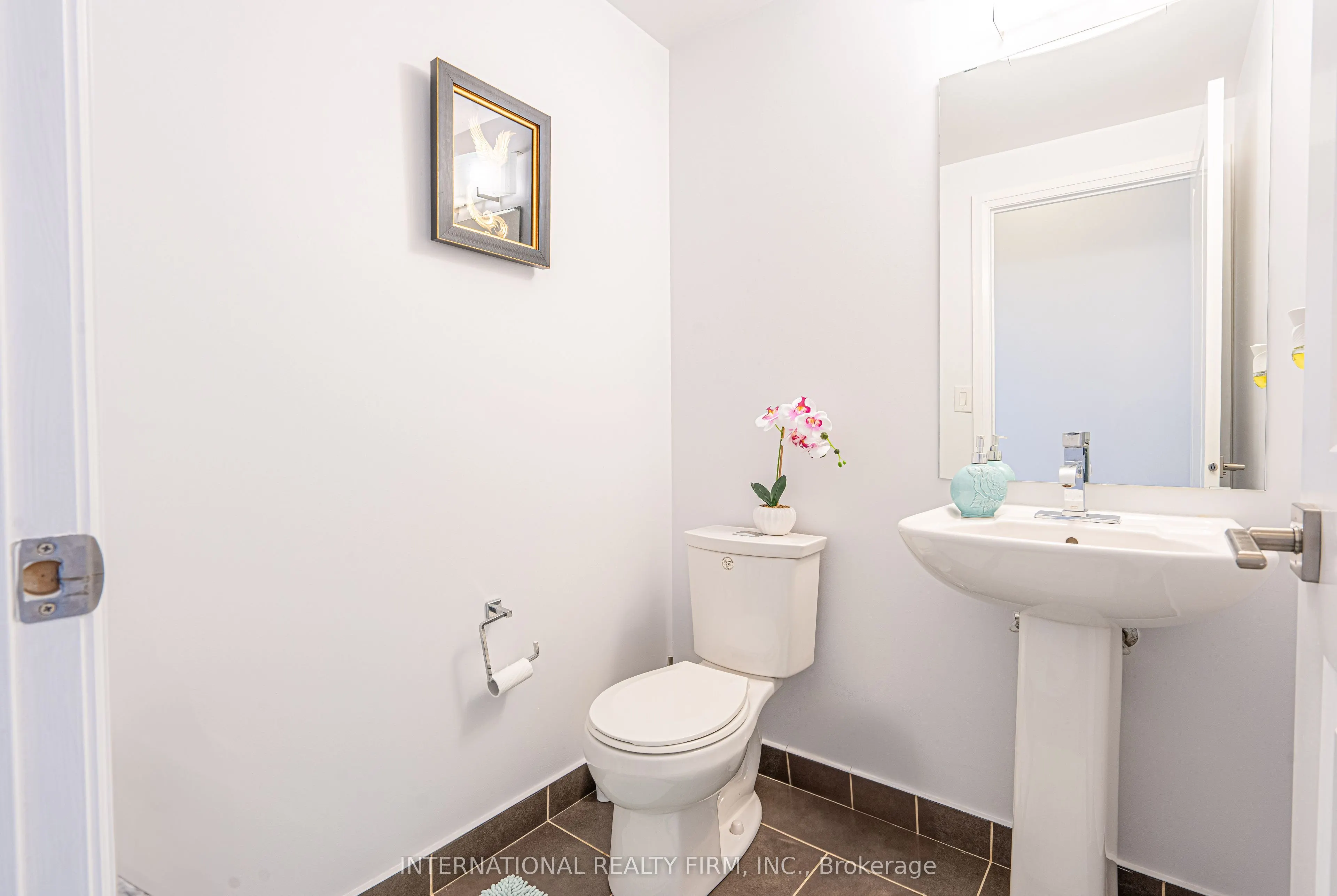 7165 Yonge Street, #PH09