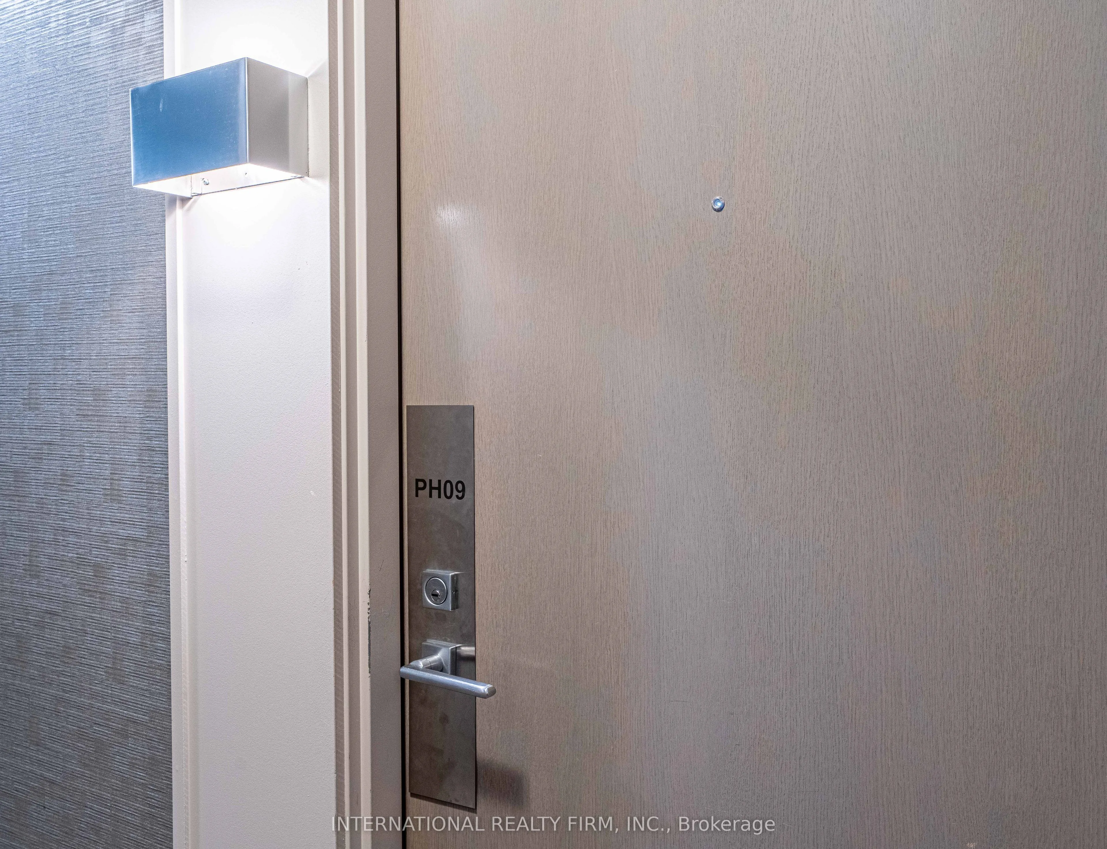 7165 Yonge Street, #PH09