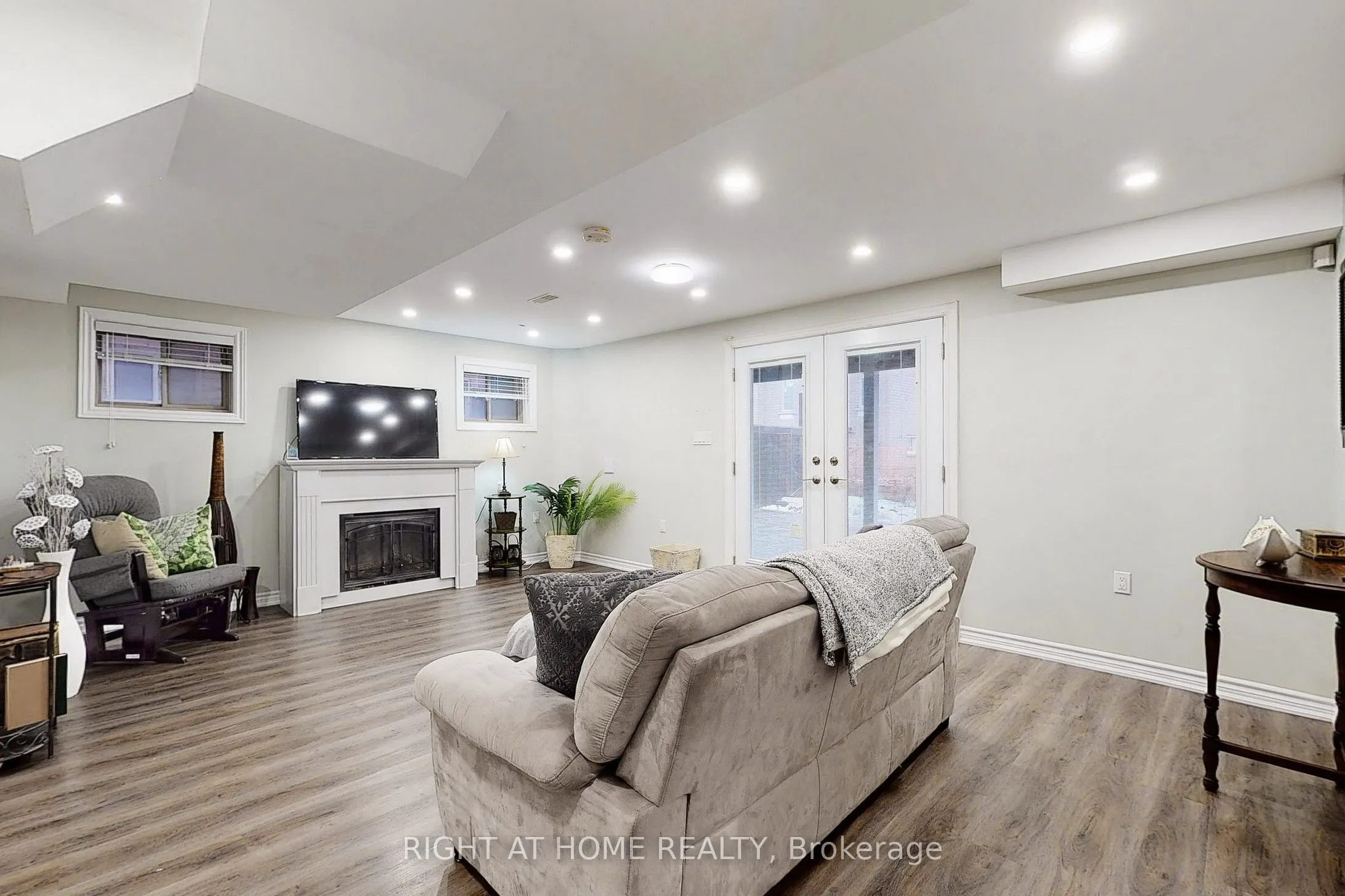 90 Maplebank Crescent, #Basement