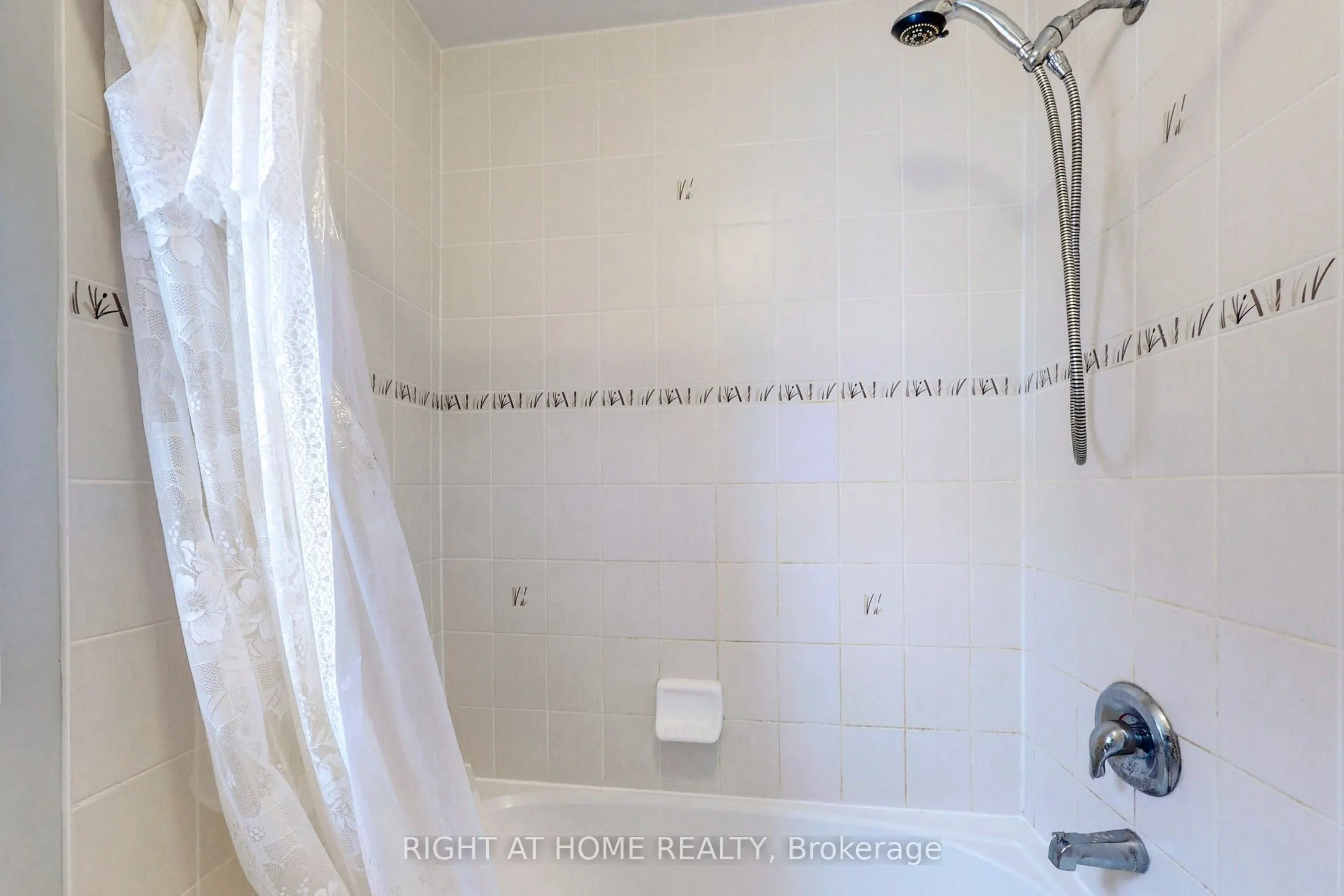 90 Maplebank Crescent, #Main, 2nd Floor