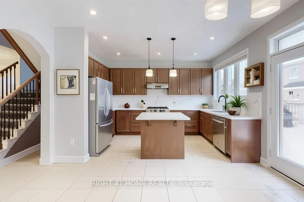 90 Maplebank Crescent, #Main, 2nd Floor