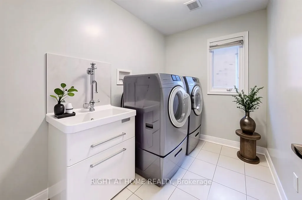 90 Maplebank Crescent, #Main, 2nd Floor