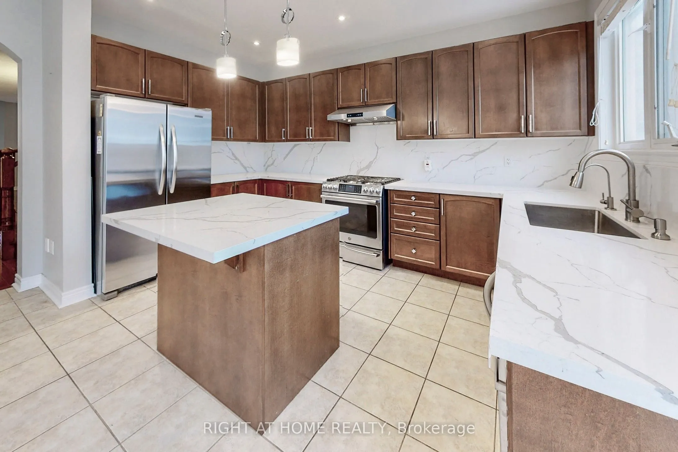 90 Maplebank Crescent, #Main, 2nd Floor