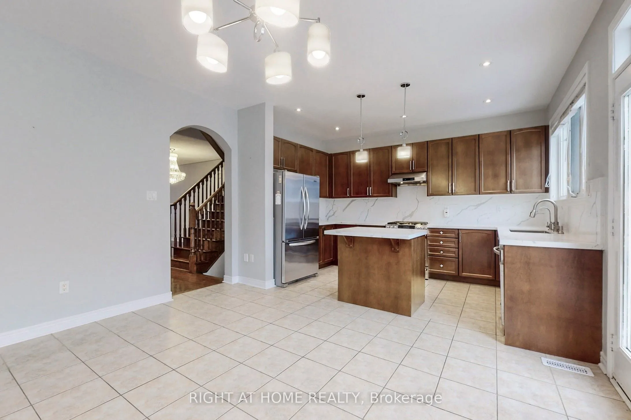 90 Maplebank Crescent, #Main, 2nd Floor