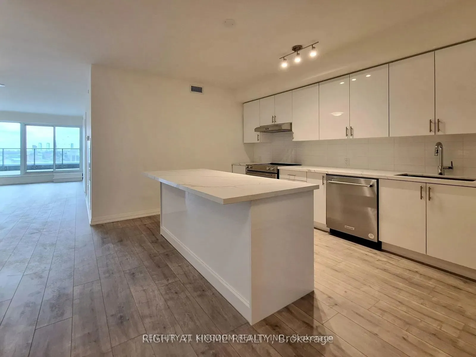 8960 Jane Street, #434