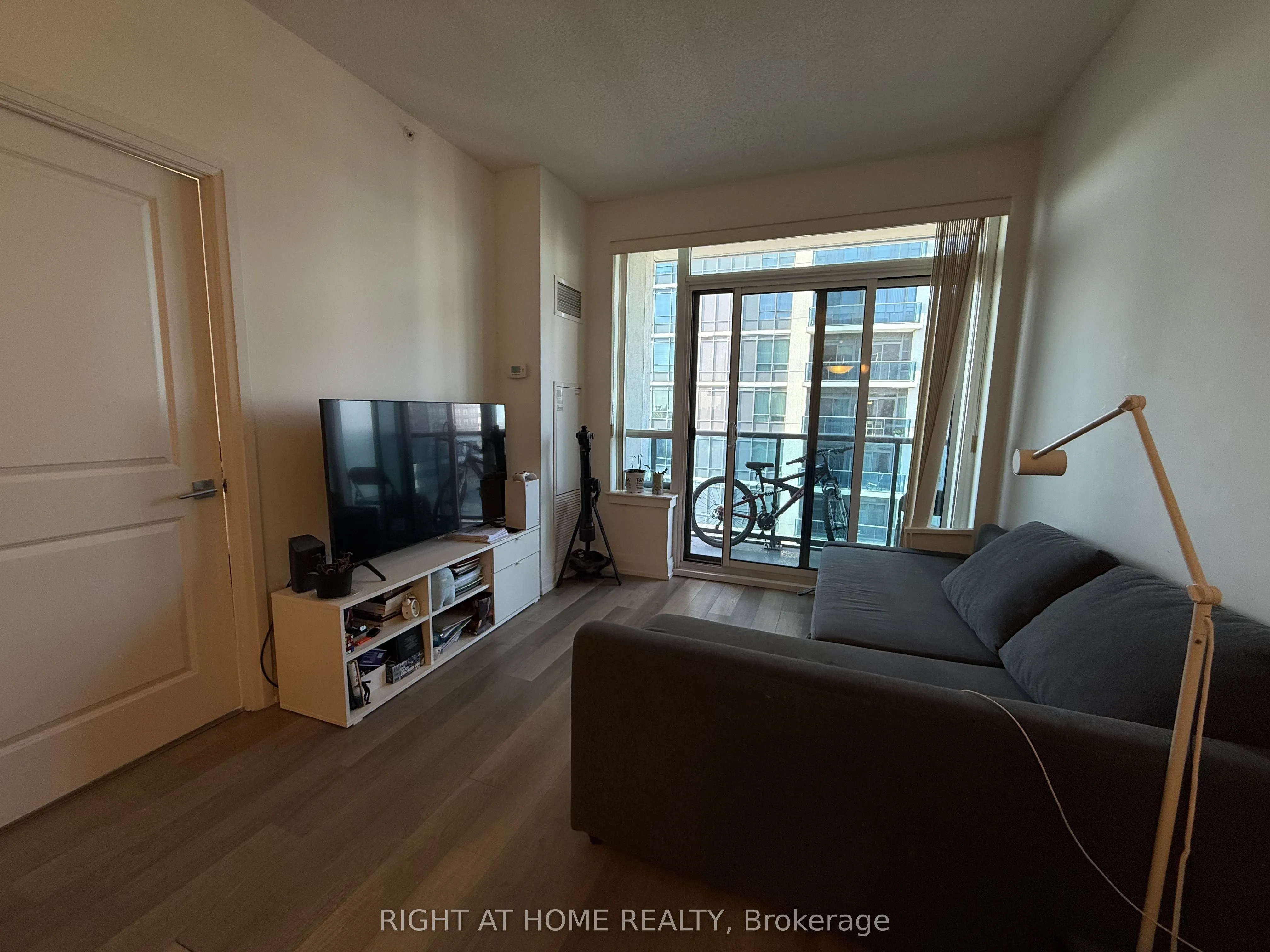 7167 Yonge Street, #Ph307