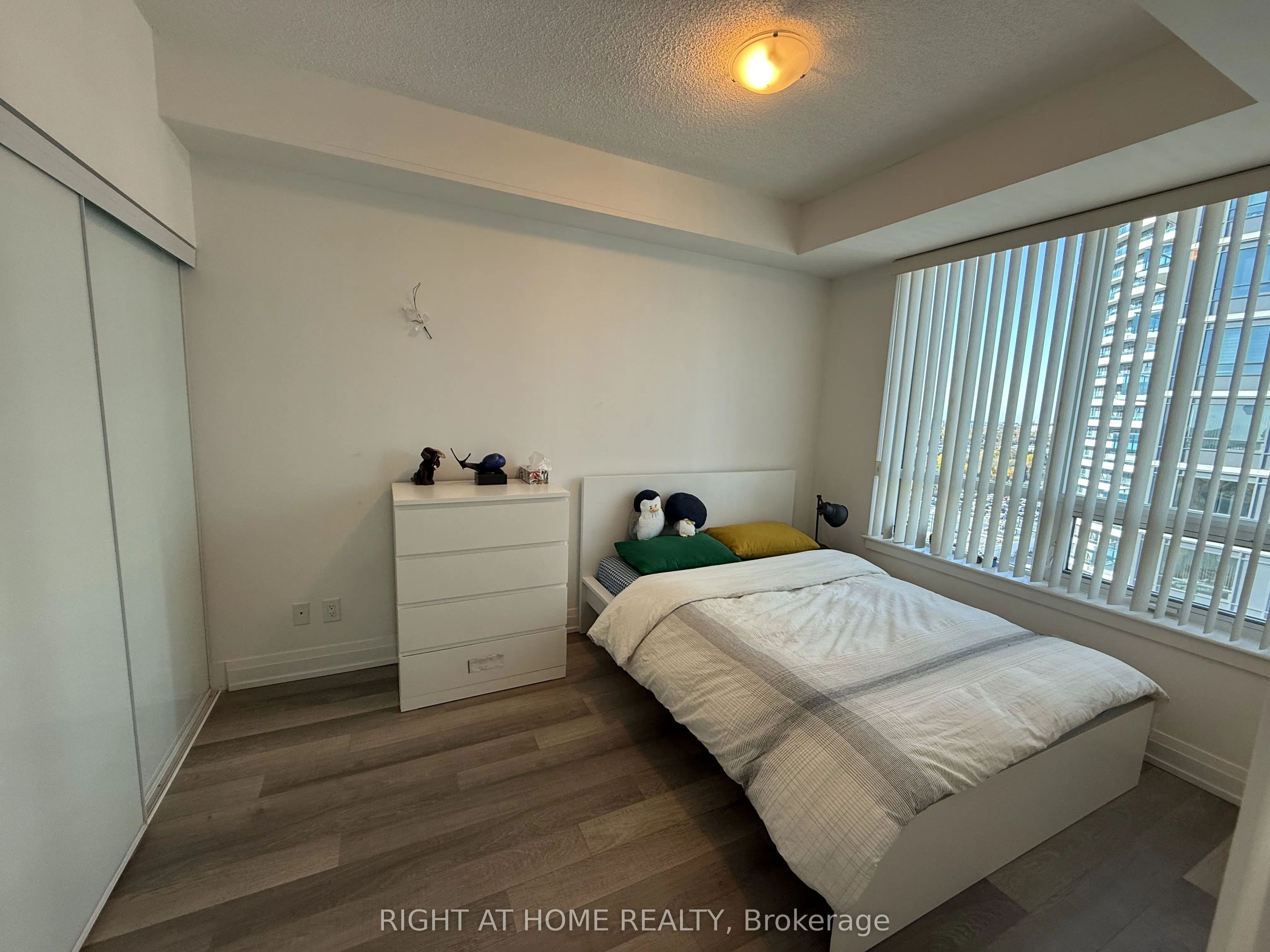 7167 Yonge Street, #Ph307