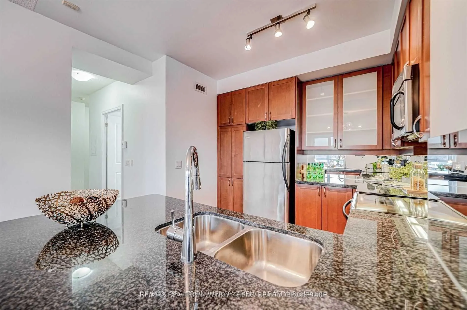 1 Upper Duke Crescent, #609