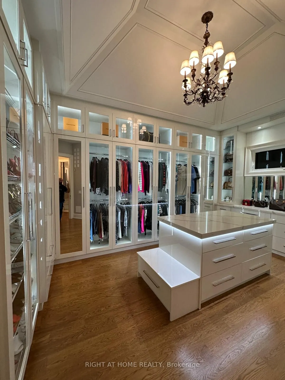 10 Yongeview Avenue
