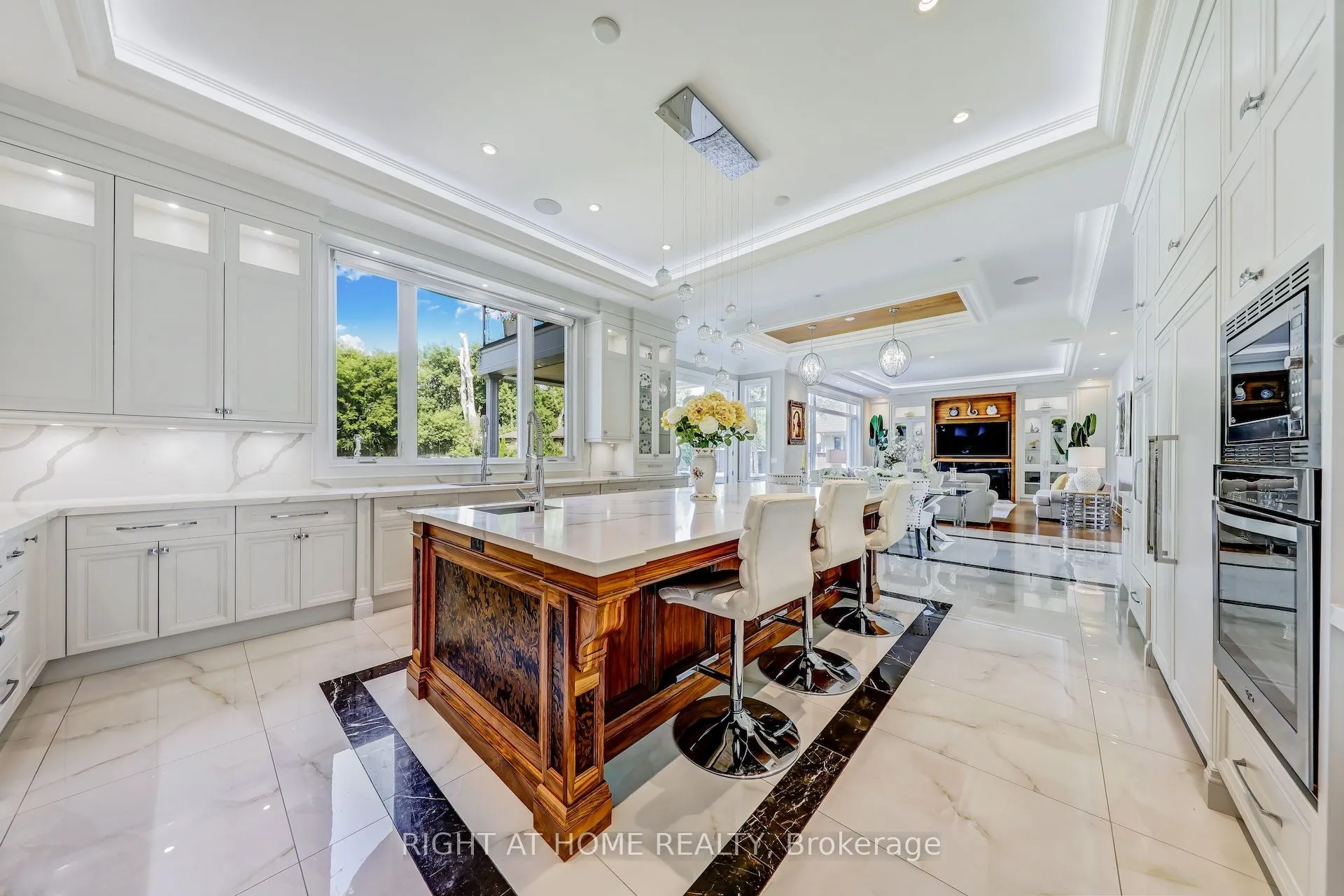 10 Yongeview Avenue