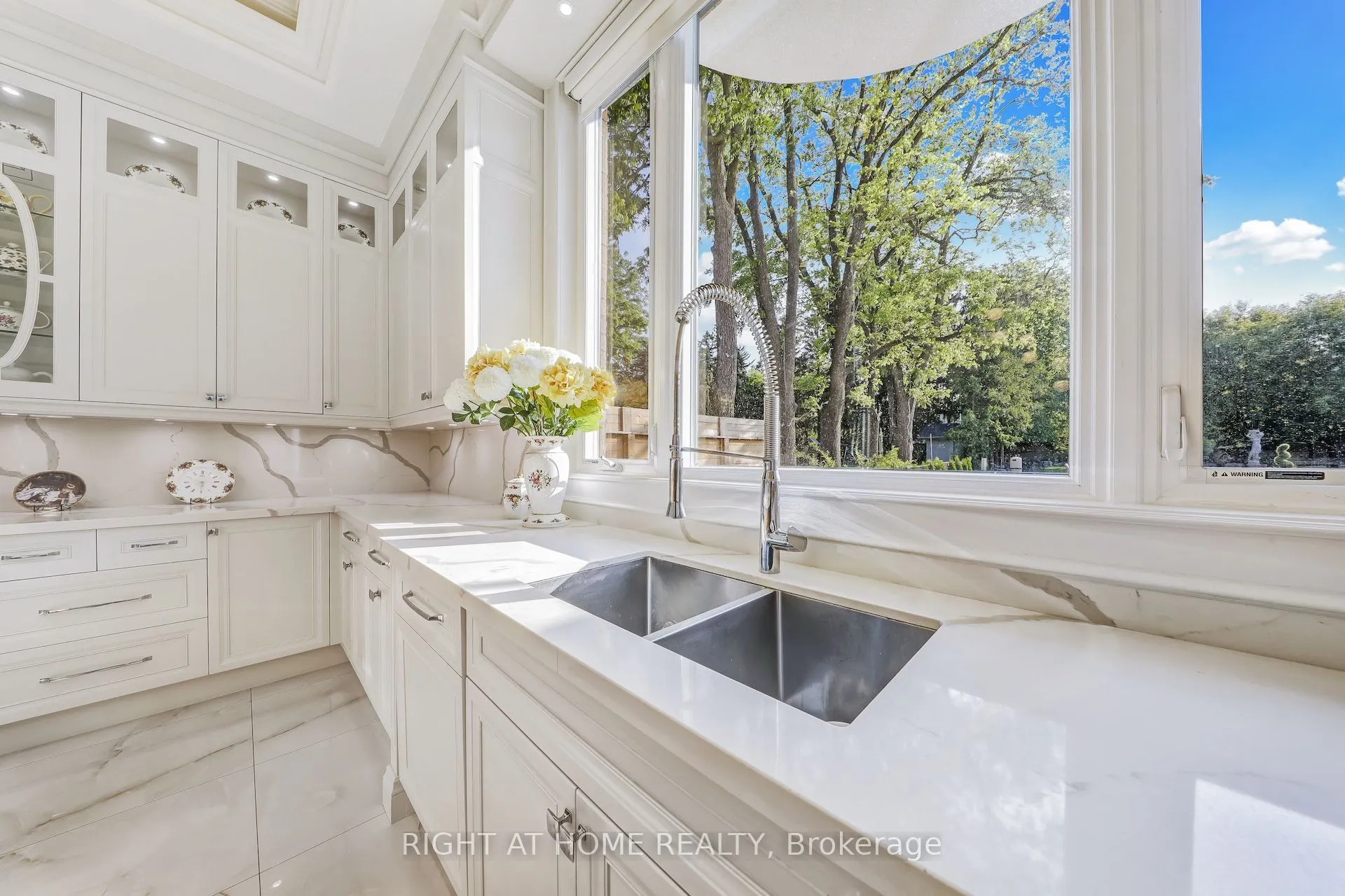 10 Yongeview Avenue