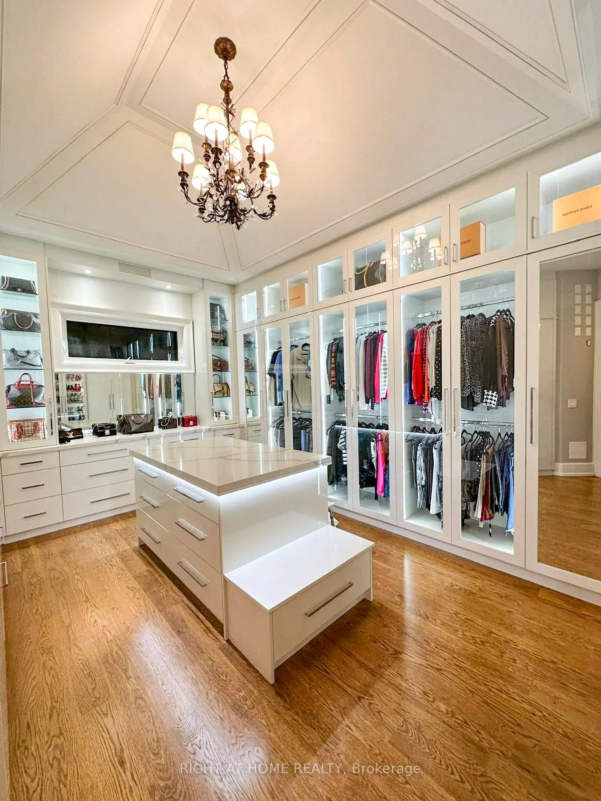 10 Yongeview Avenue