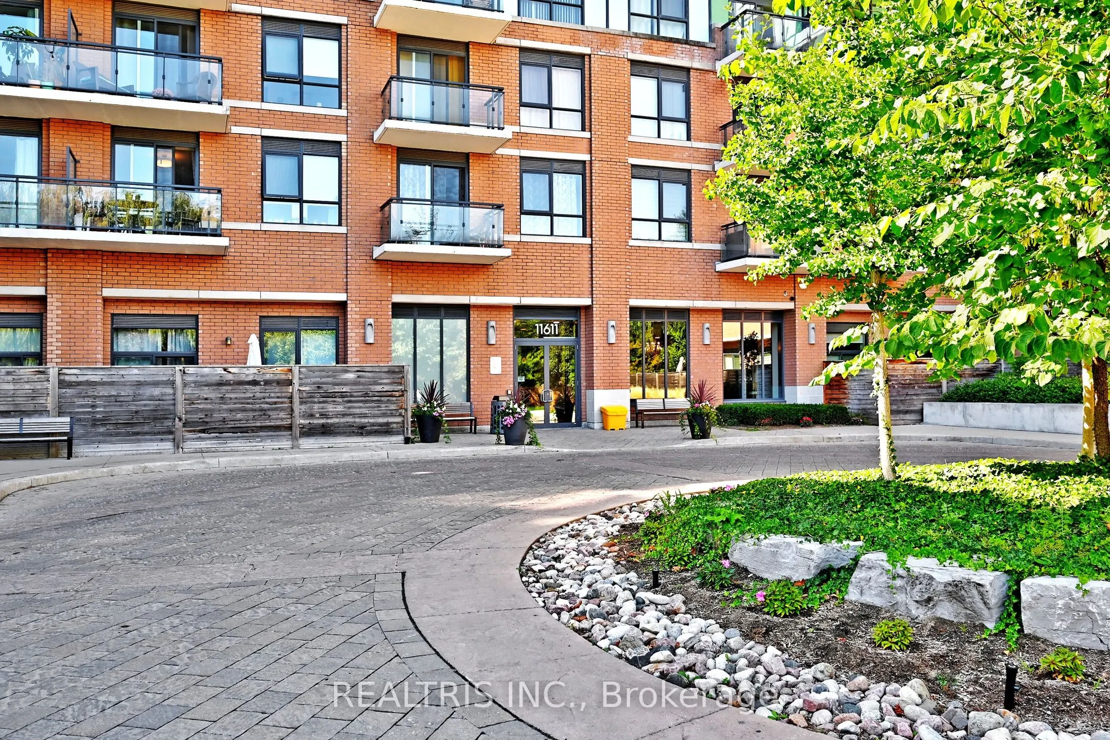 11611 Yonge Street #809
