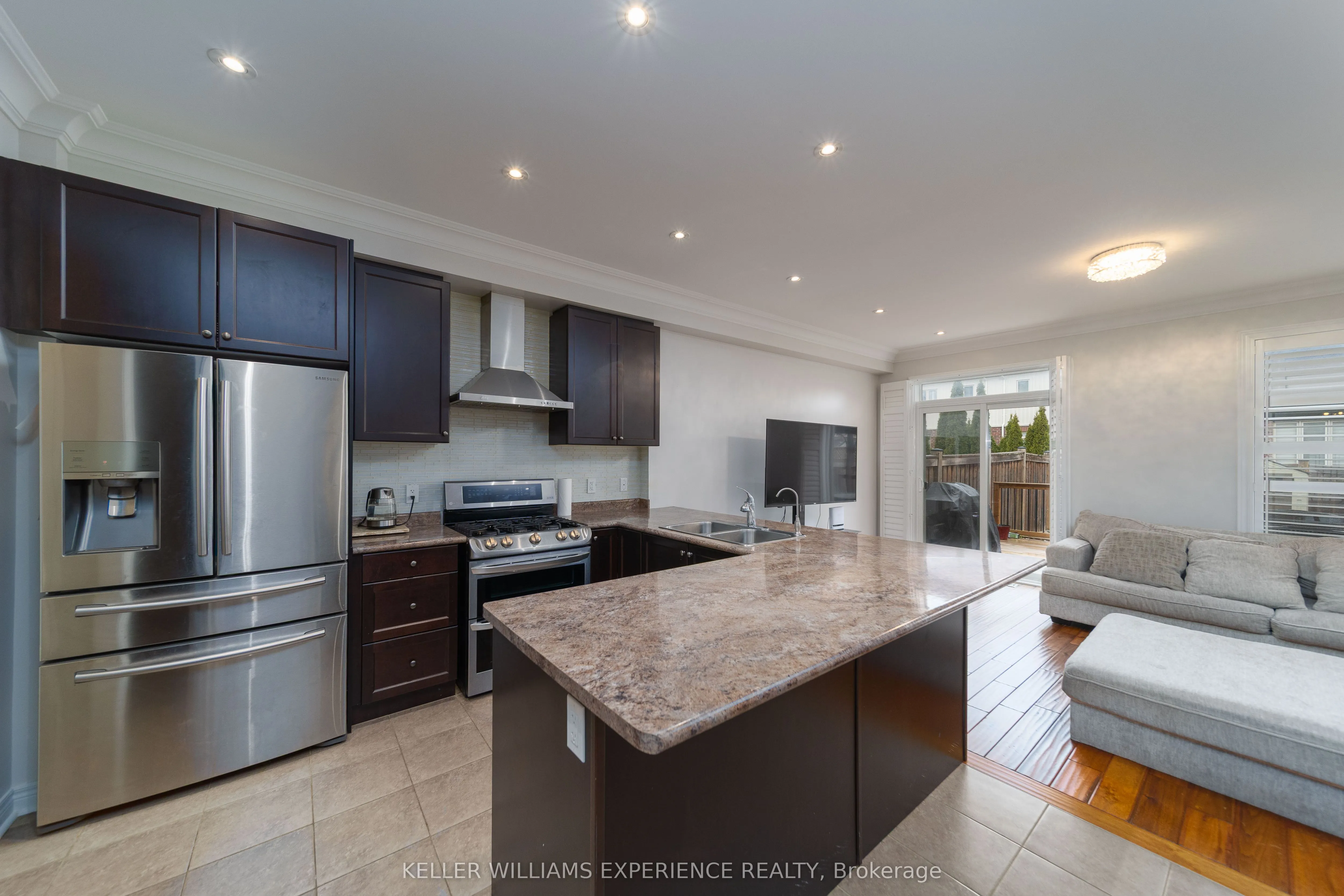 6 Weaver Terrace