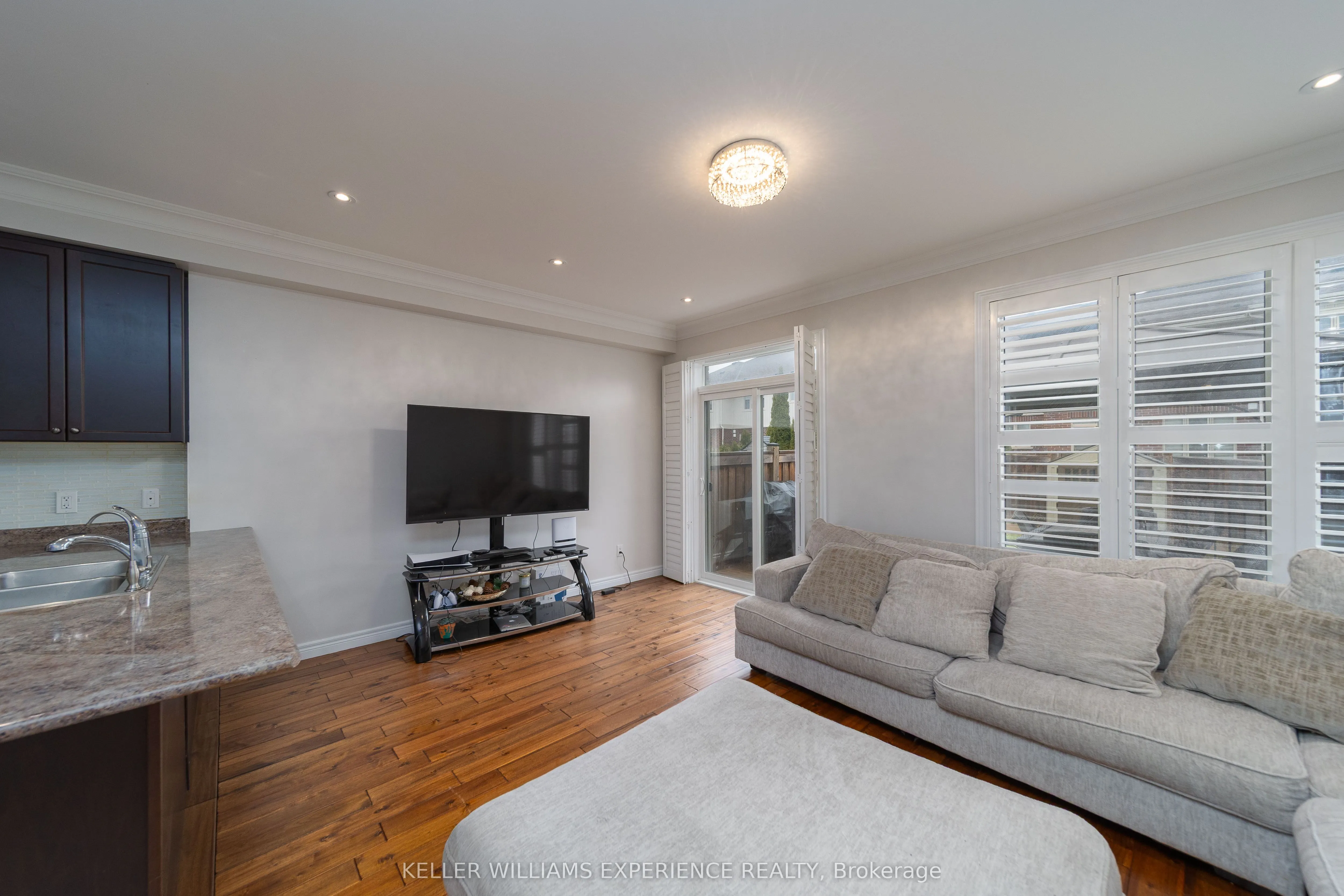 6 Weaver Terrace
