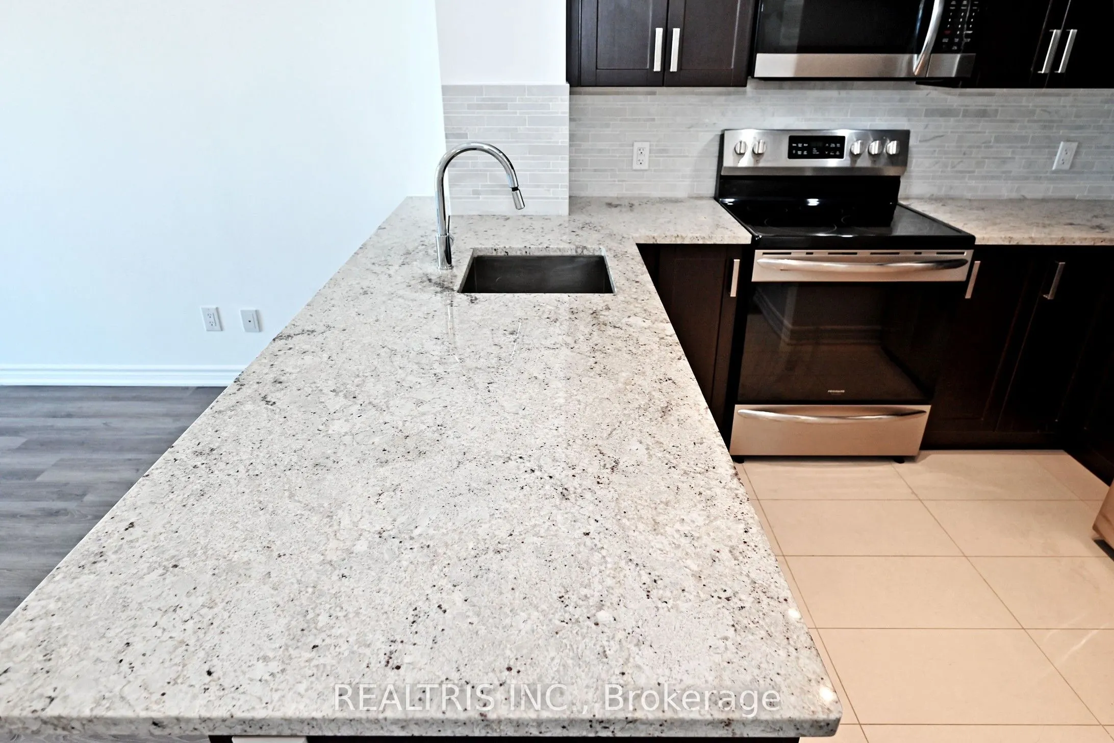 11611 Yonge Street #809