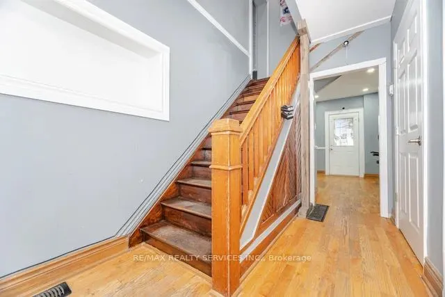 102 Queen Street S